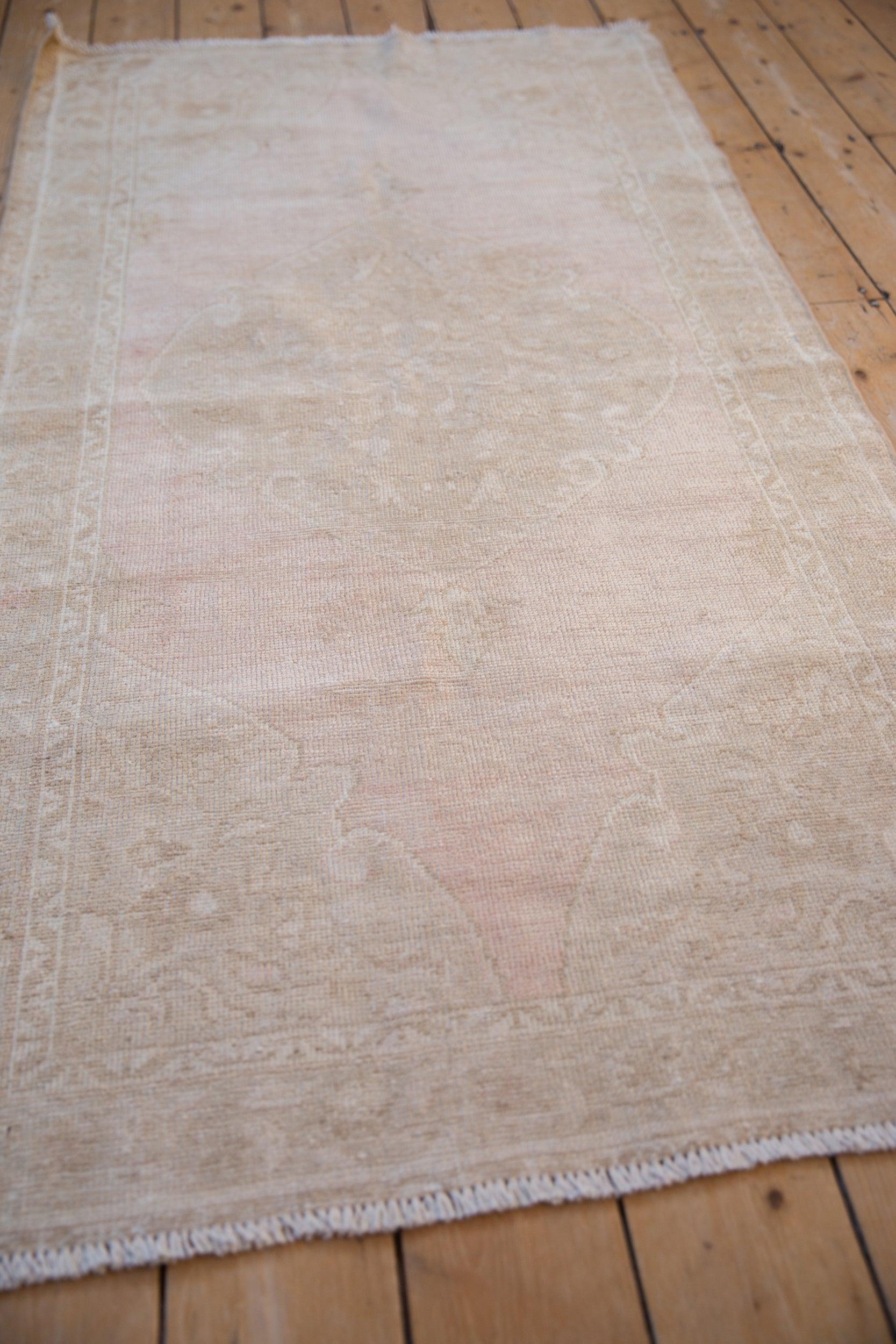 Vintage Distressed Oushak Teppich Läufer im Angebot 1