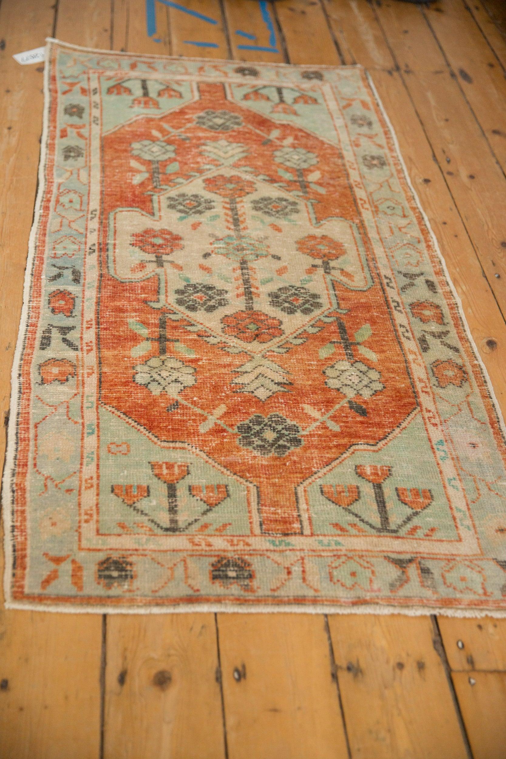 Vintage Distressed Oushak Teppich Läufer im Angebot 1