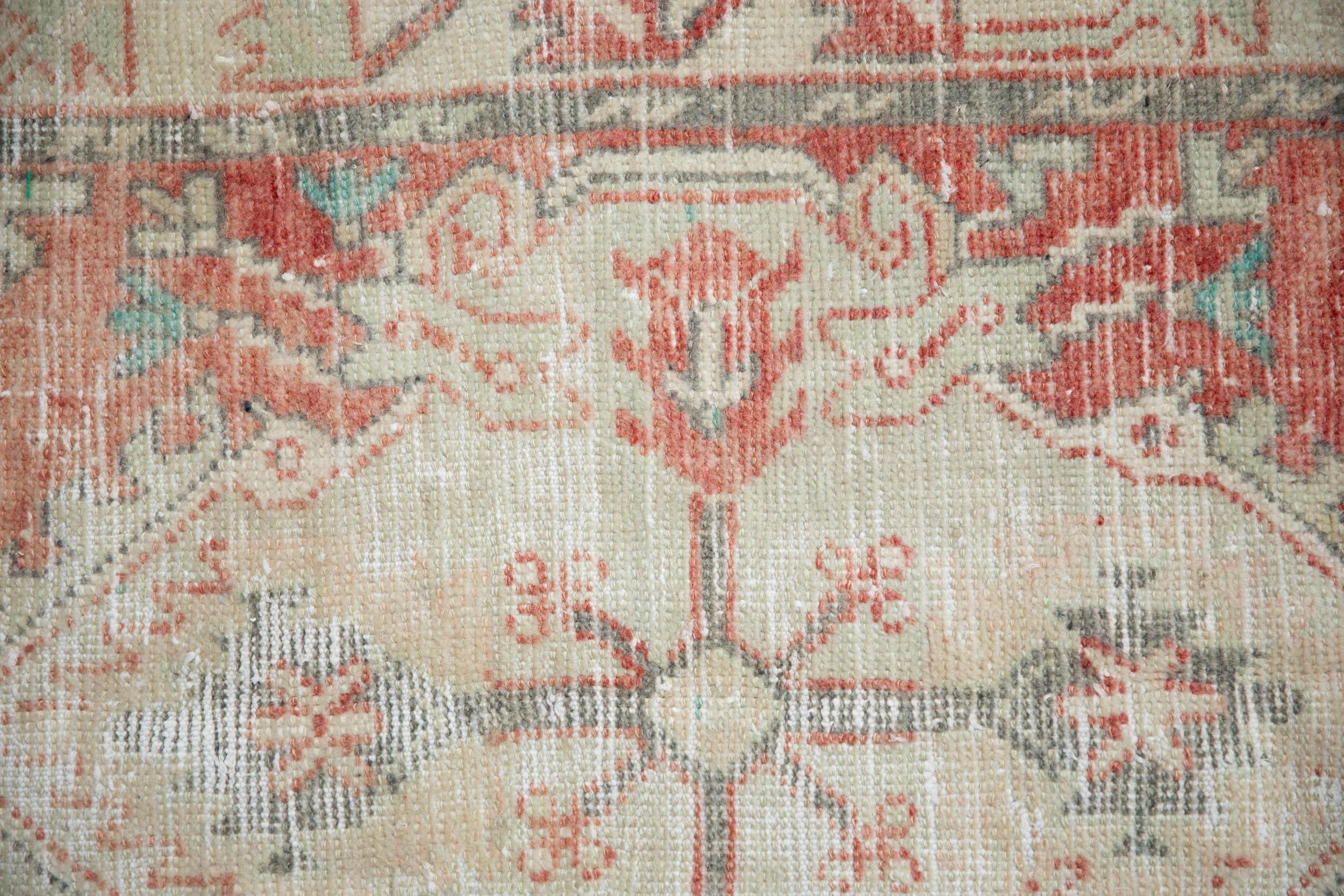 Vintage Distressed Oushak Teppich Läufer im Angebot 1