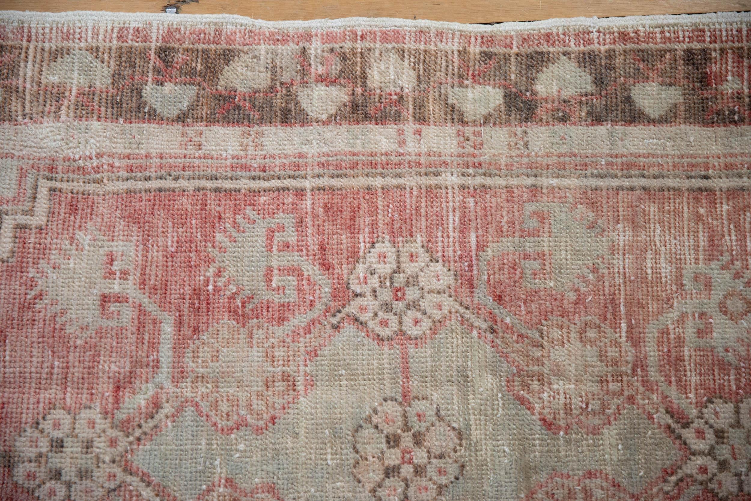 Vintage Distressed Oushak Teppich Läufer im Angebot 1