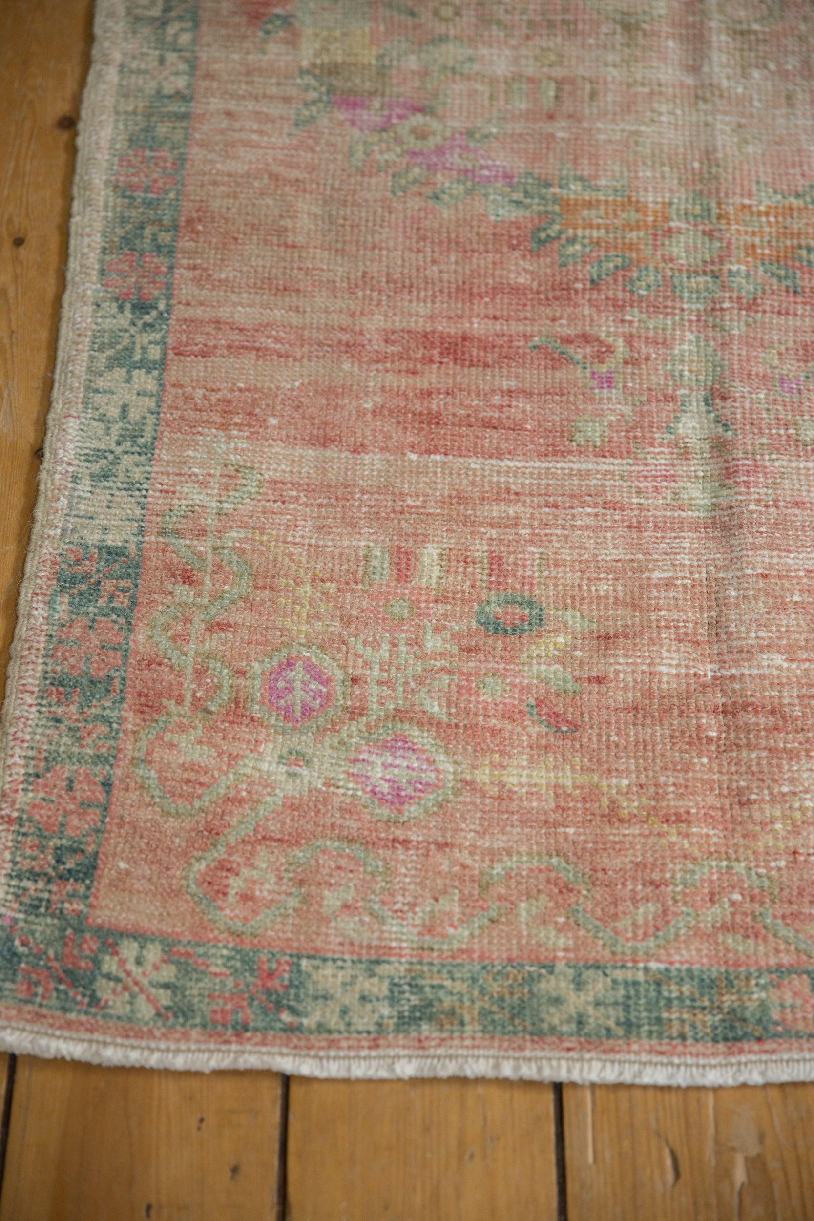 Vintage Distressed Oushak Teppich Läufer im Angebot 1