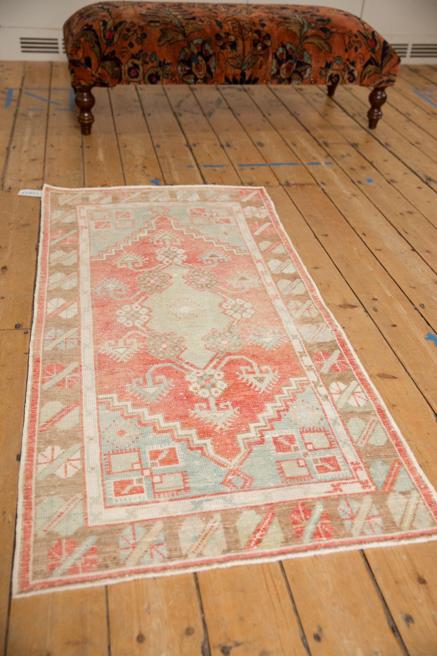 Vintage Distressed Oushak Teppich Läufer im Angebot 1