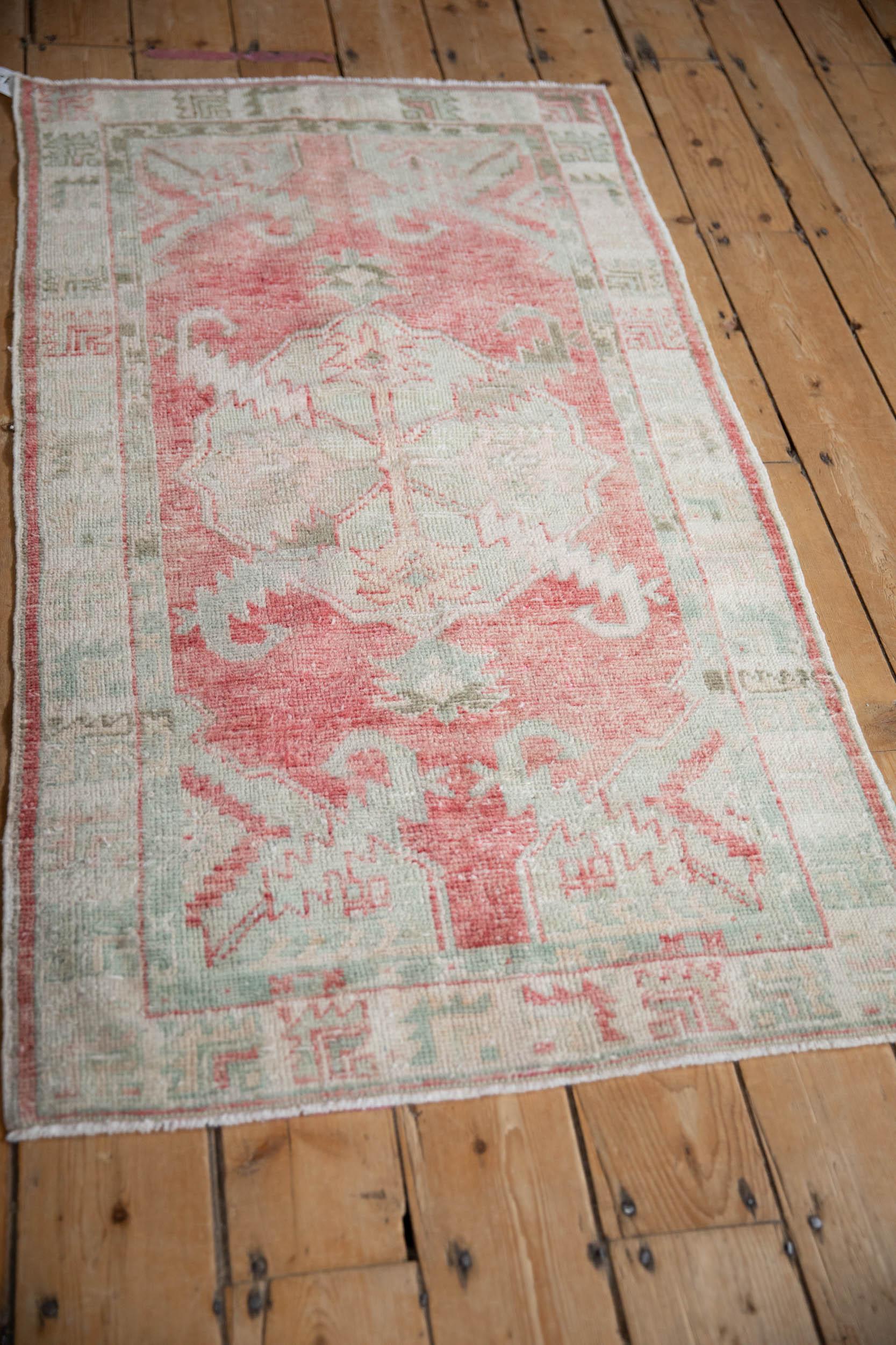 Vintage Distressed Oushak Teppich Läufer im Angebot 1