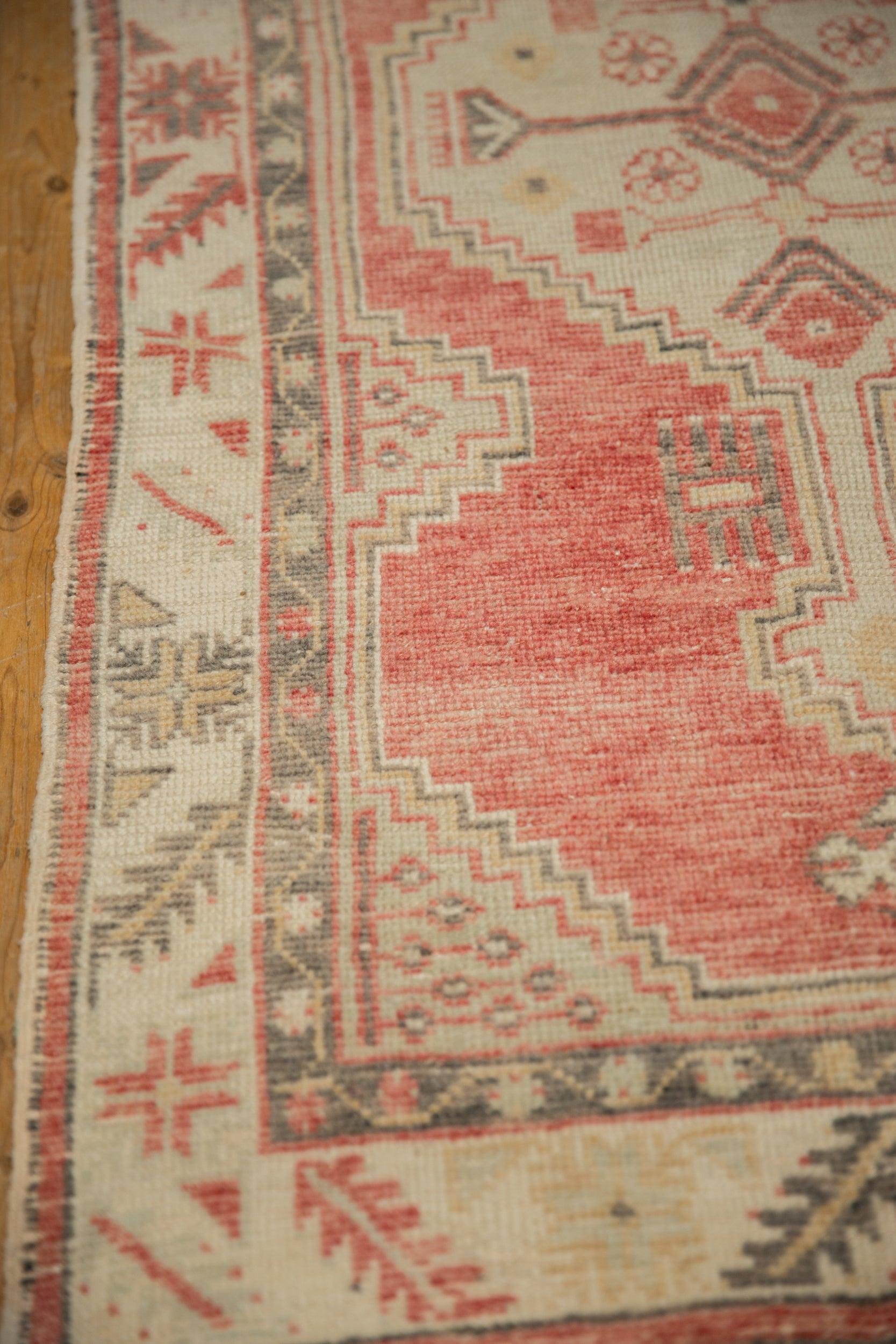 Vintage Distressed Oushak Teppich Läufer im Angebot 1