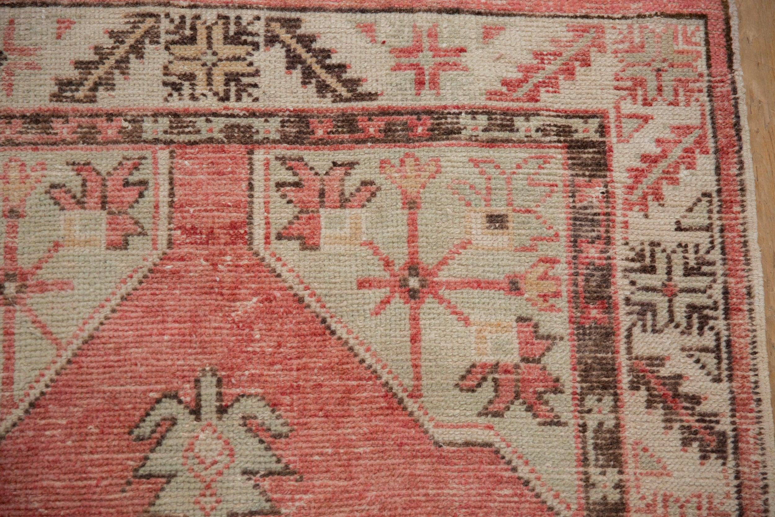 Vintage Distressed Oushak Teppich Läufer im Angebot 1