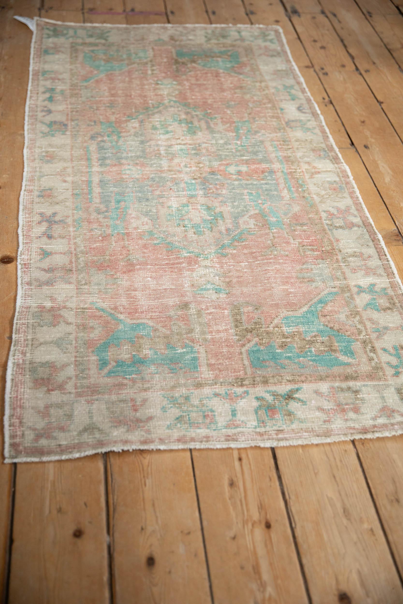 Vintage Distressed Oushak Teppich Läufer im Angebot 1