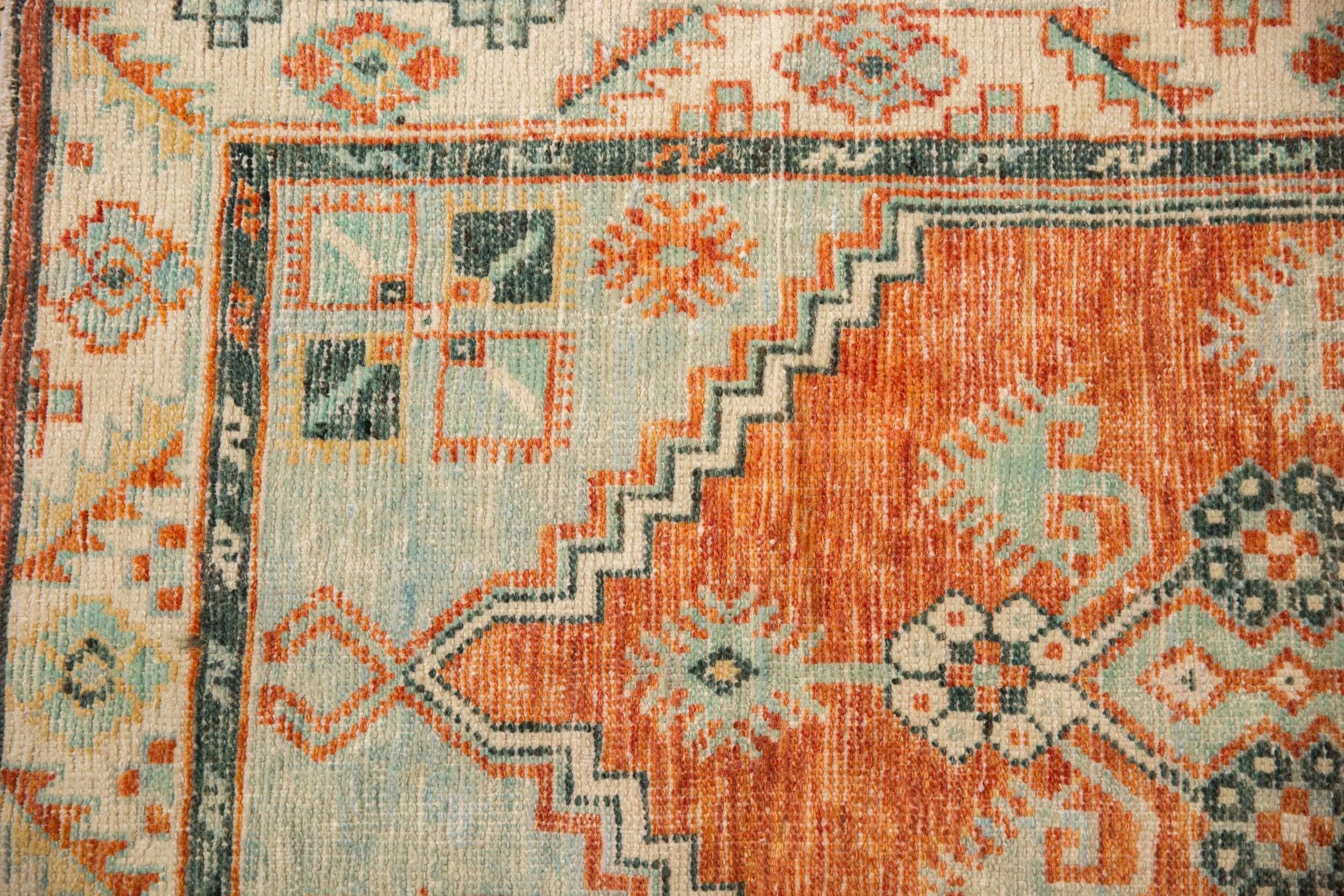 Vintage Distressed Oushak Teppich Läufer im Angebot 1