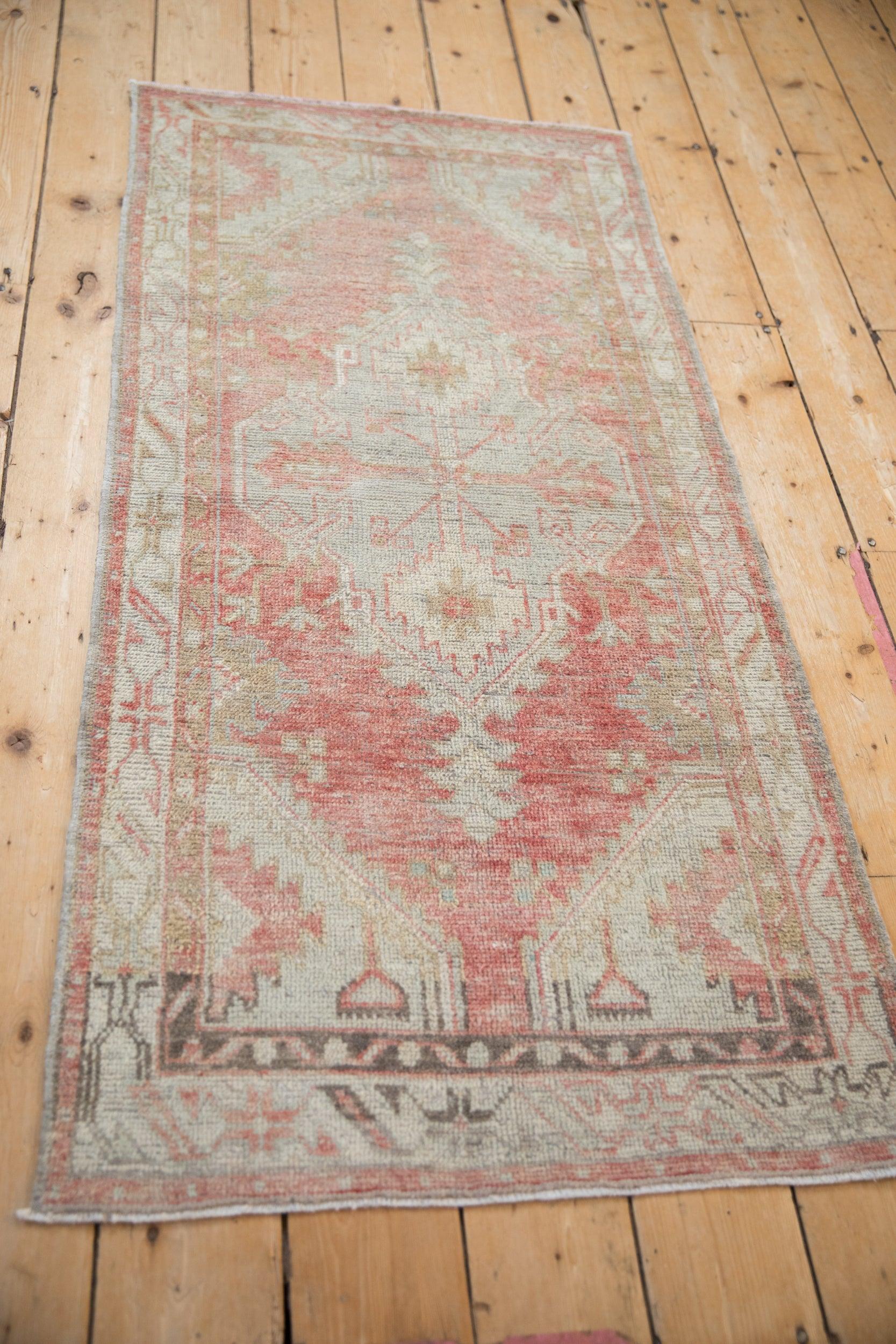 Vintage Distressed Oushak Teppich Läufer im Angebot 1