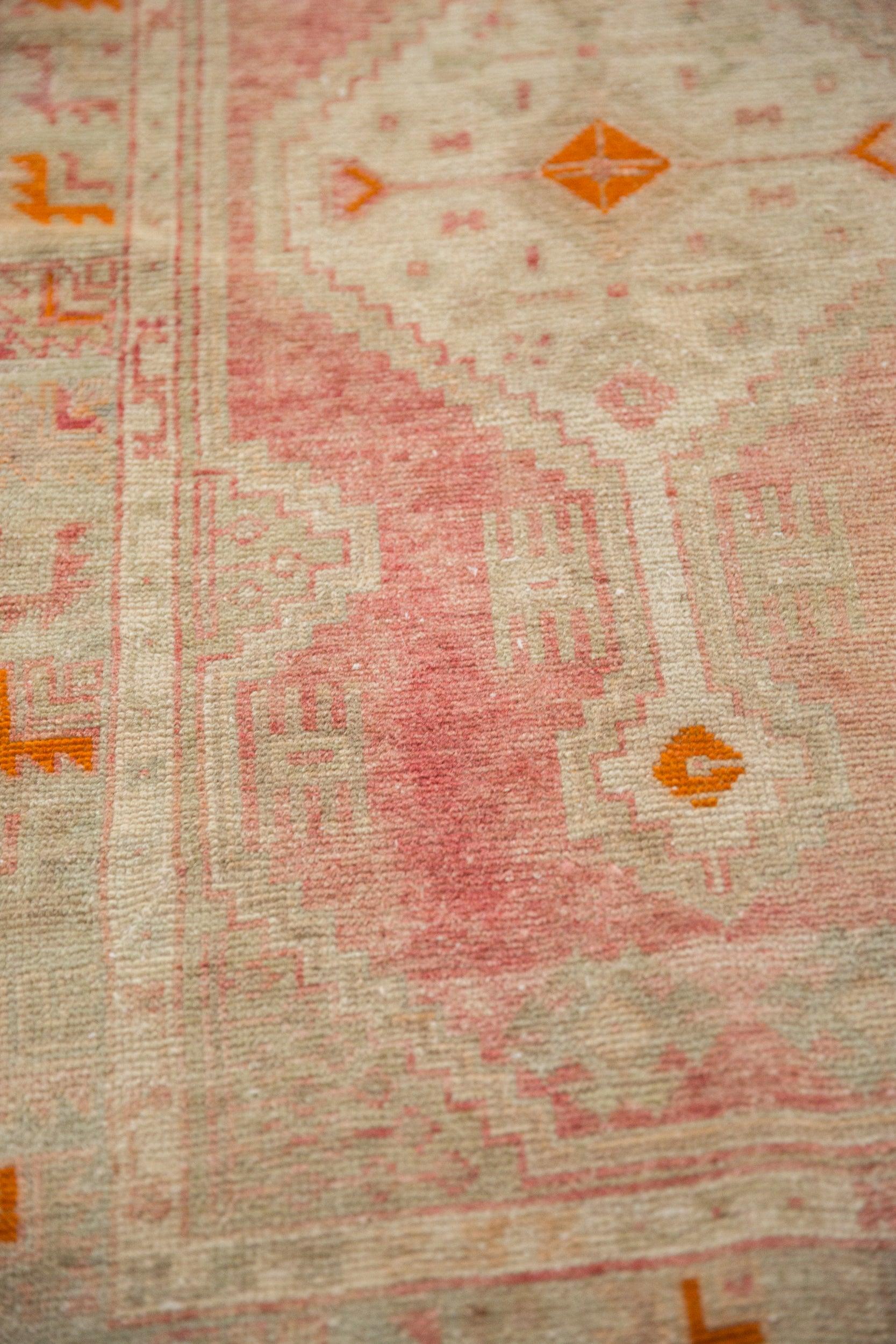 Vintage Distressed Oushak Teppich Läufer im Angebot 1