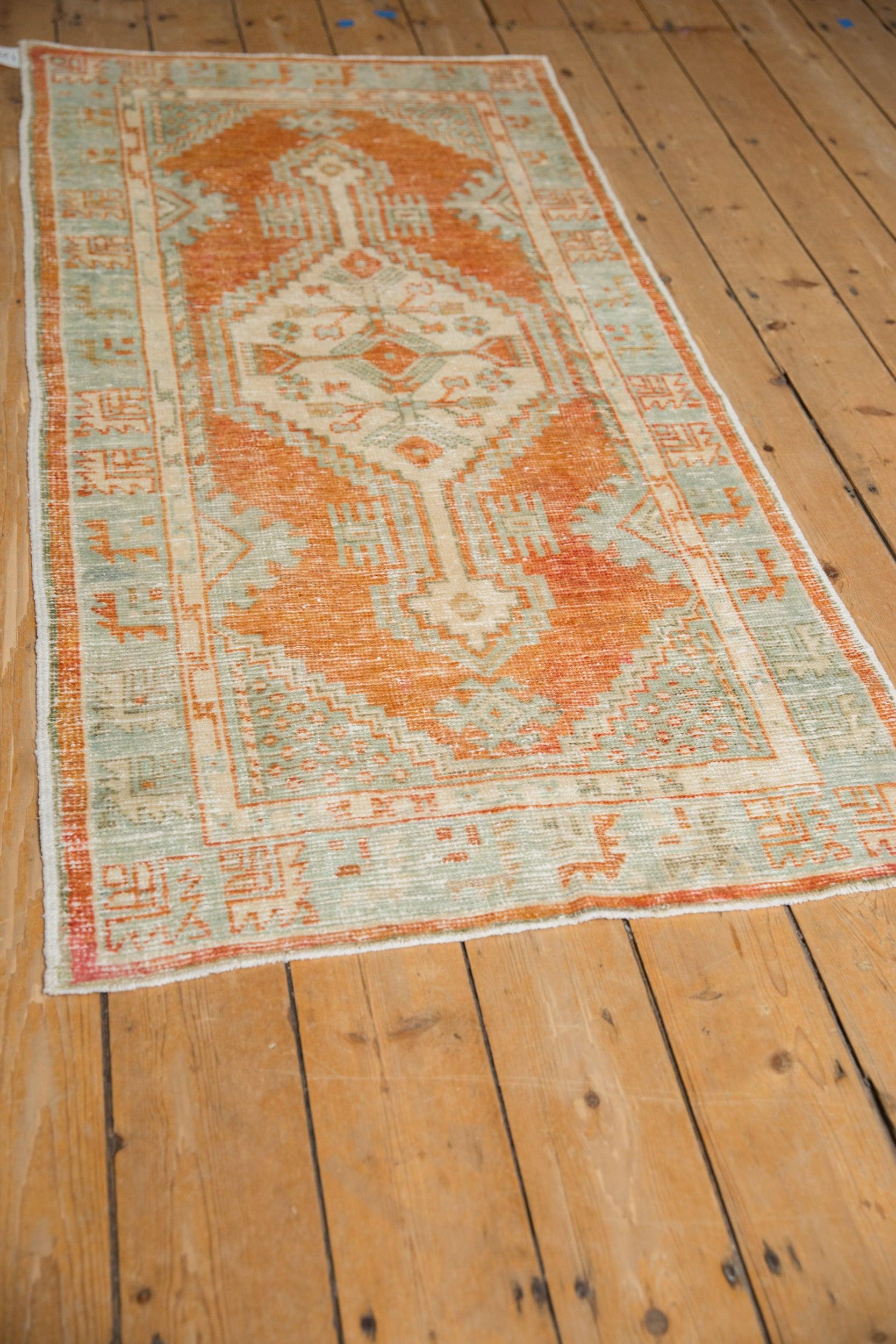 Vintage Distressed Oushak Teppich Läufer im Angebot 1