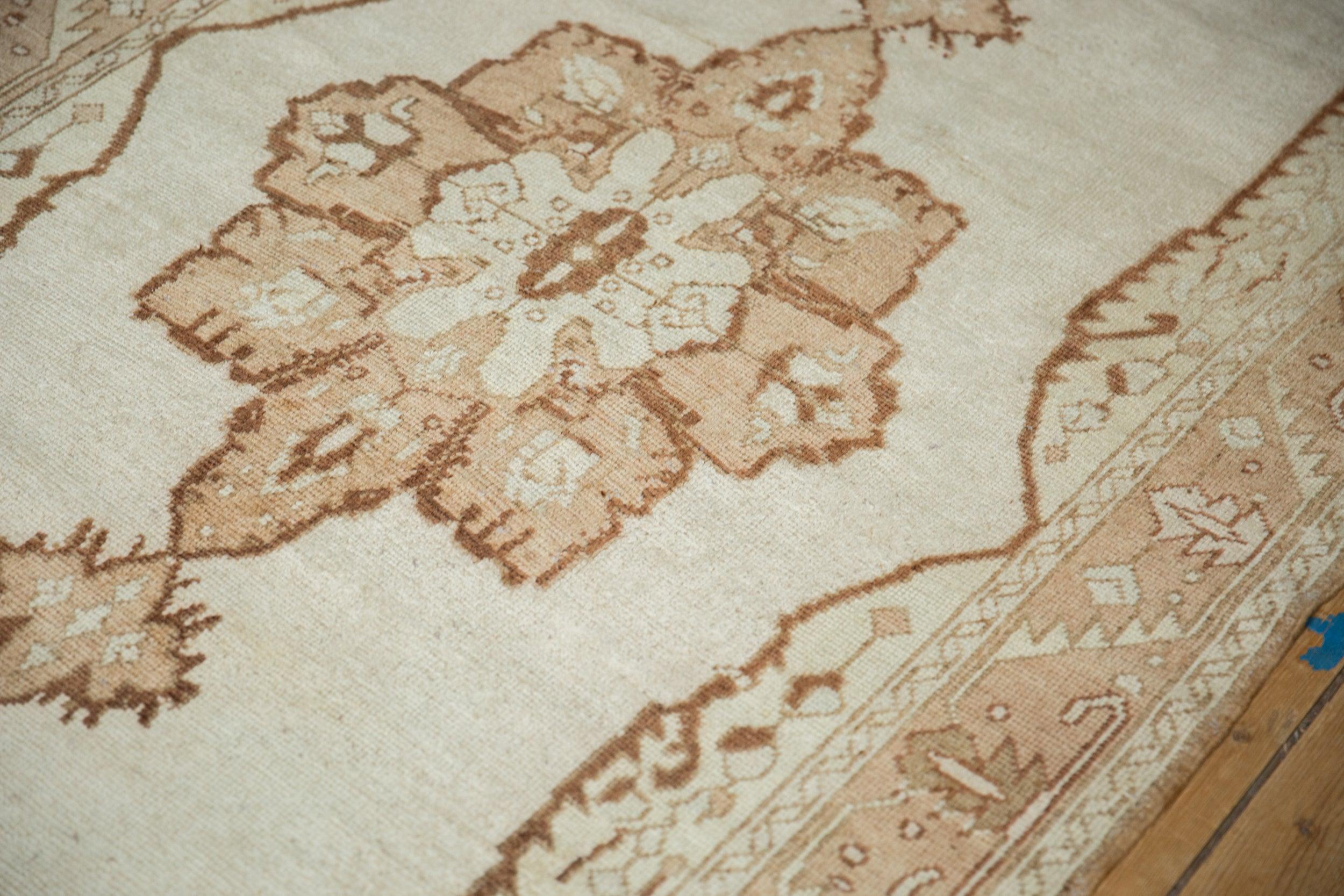 Vintage Distressed Oushak Teppich Läufer im Angebot 1