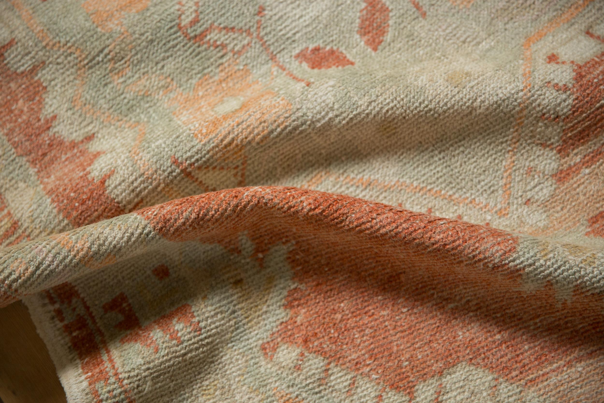 Vintage Distressed Oushak Teppich Läufer im Angebot 1