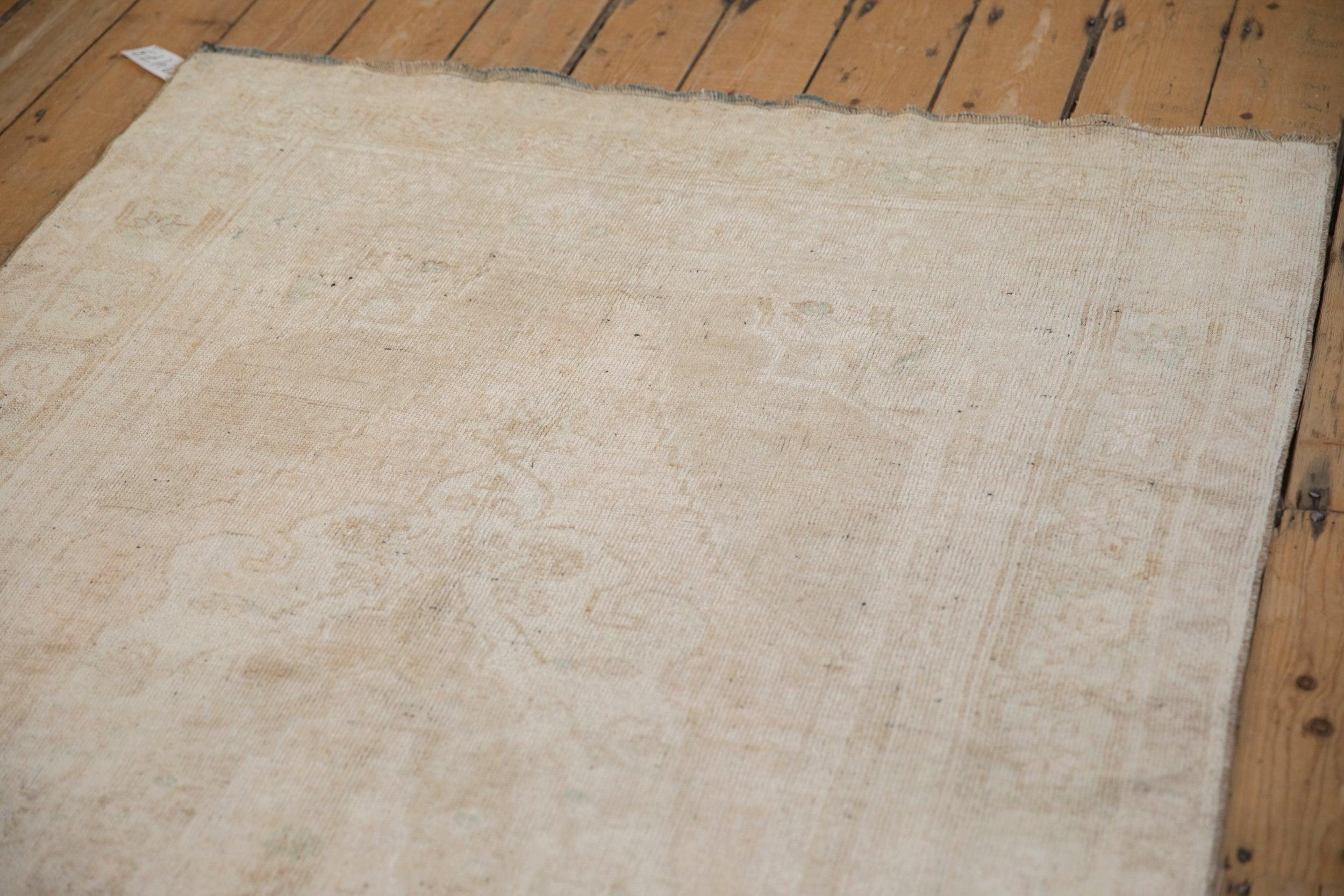 Vintage Distressed Oushak Teppich Läufer im Angebot 1