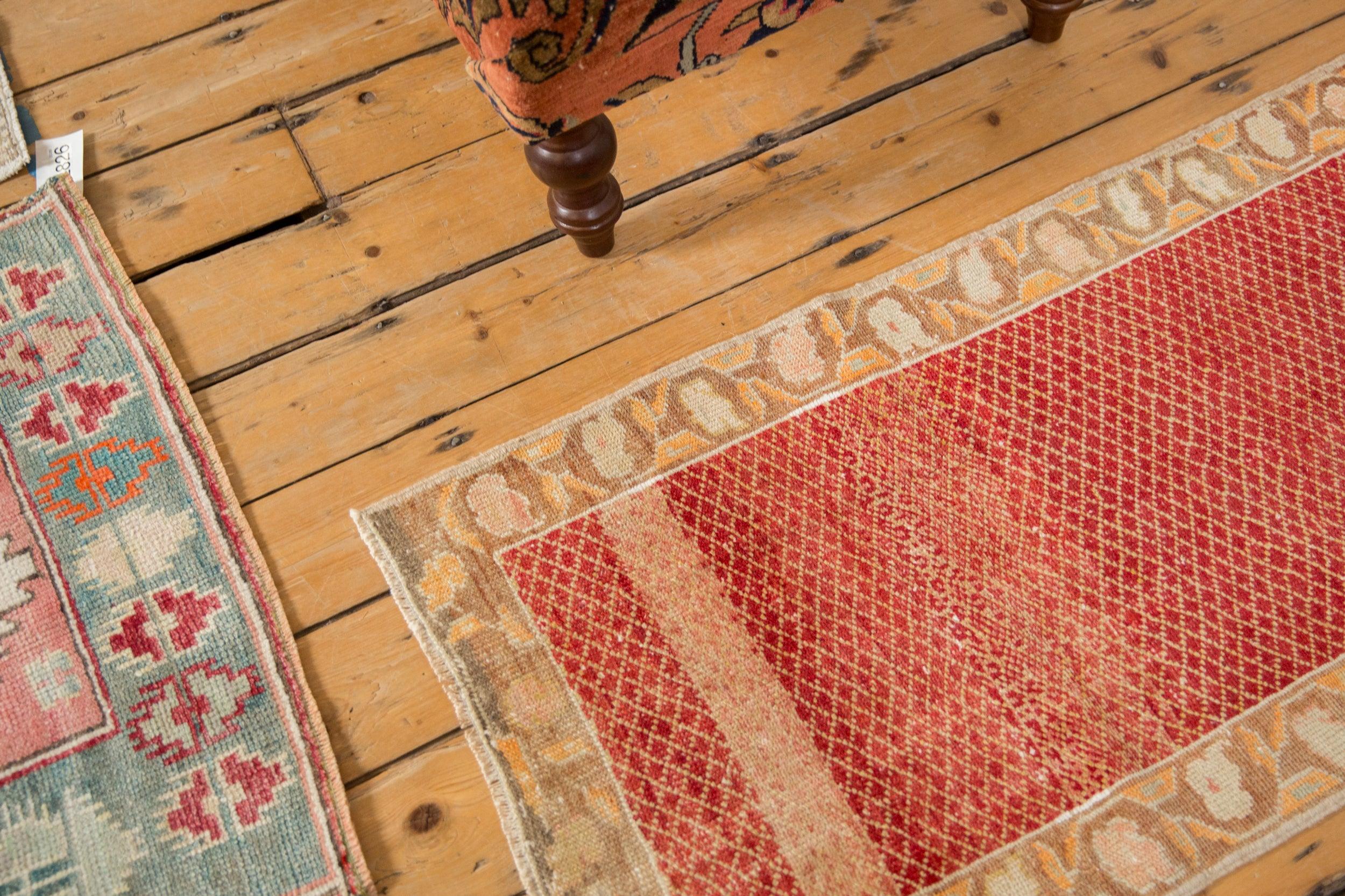 Vintage Distressed Oushak Teppich Läufer im Angebot 1