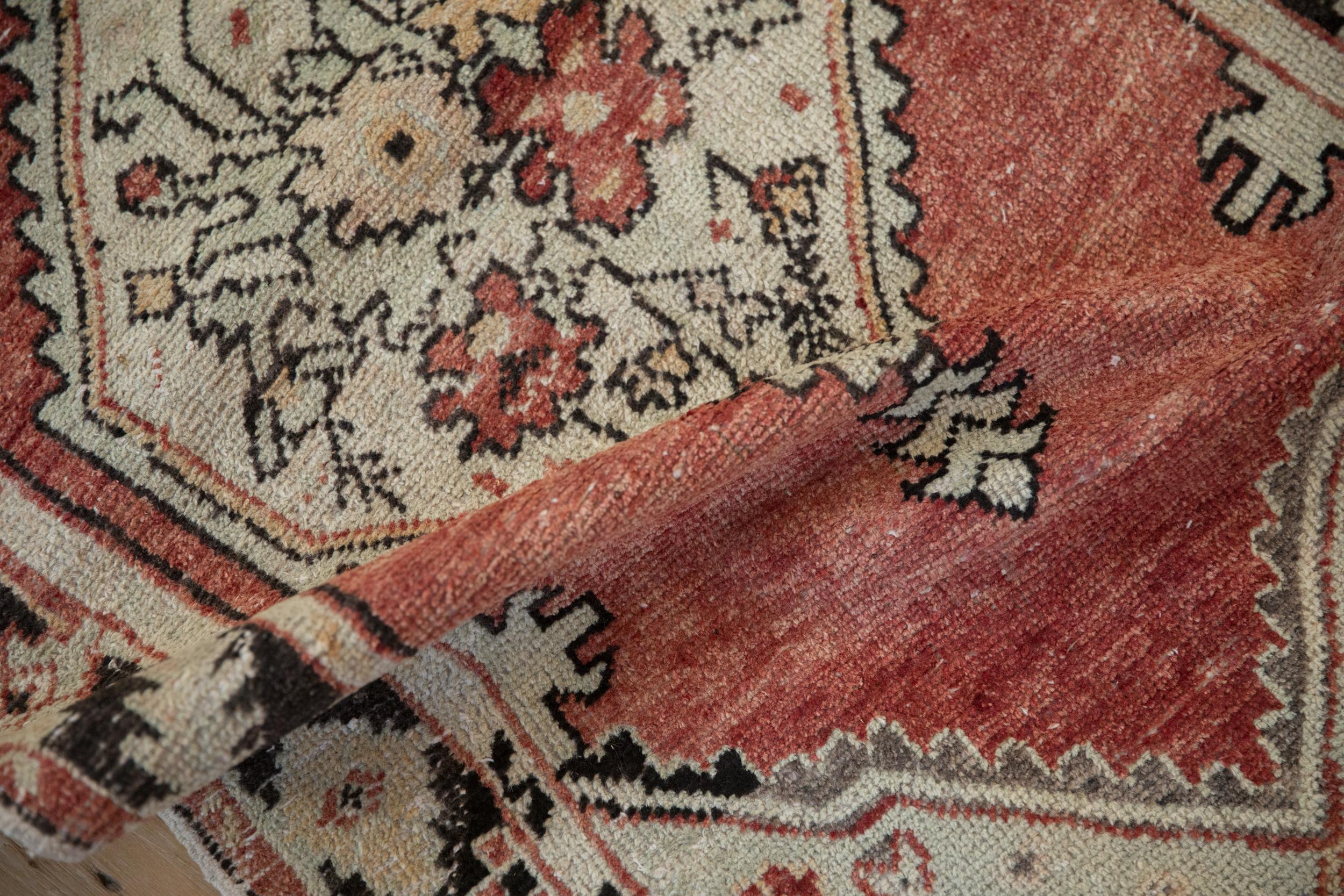 Vintage Distressed Oushak Teppich Läufer im Angebot 2