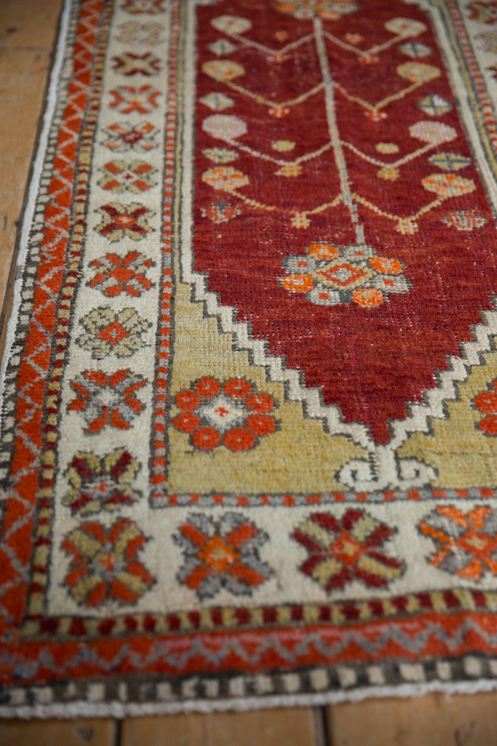 Vintage Distressed Oushak Rug Runner in vendita 2