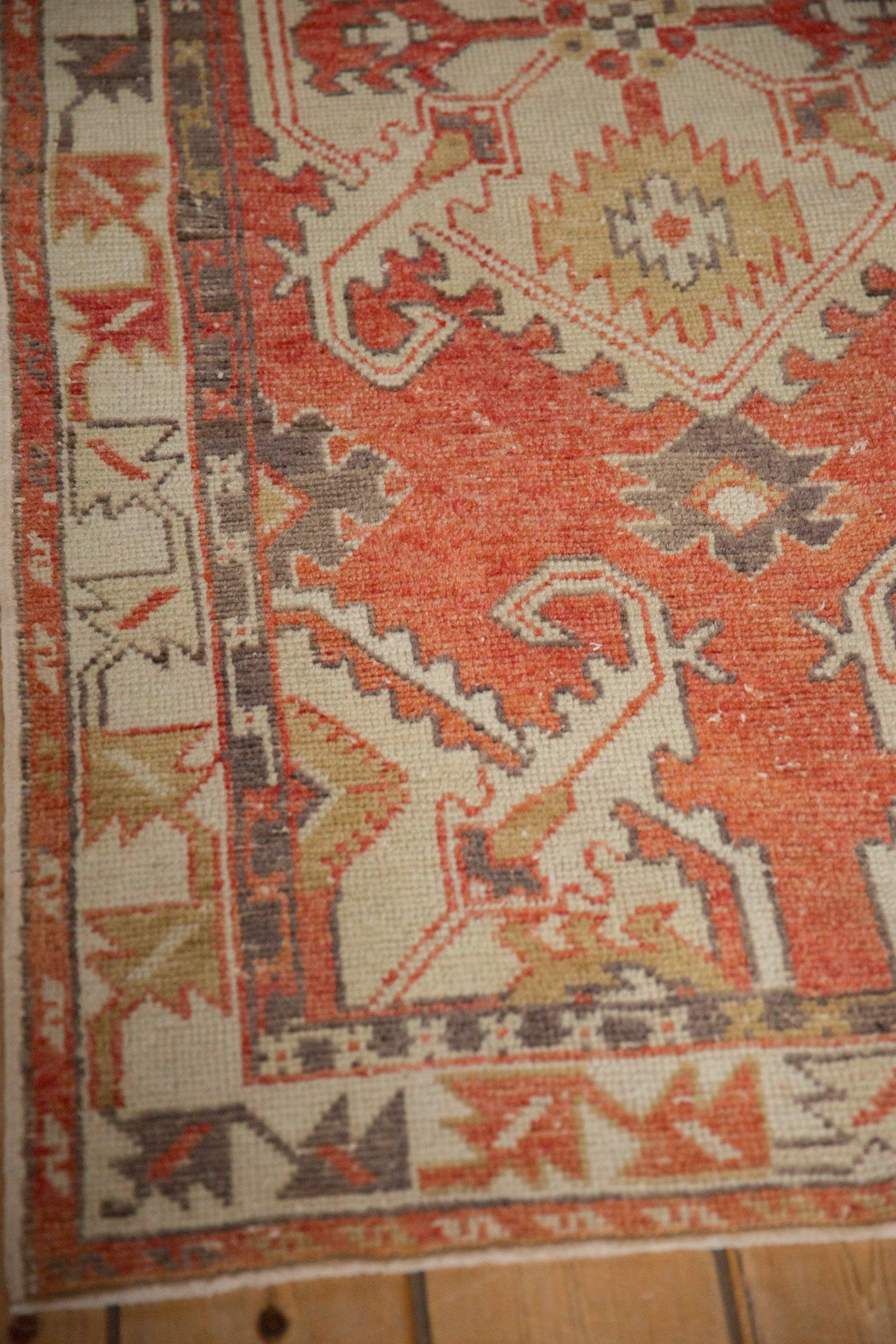 Vintage Distressed Oushak Rug Runner in vendita 2