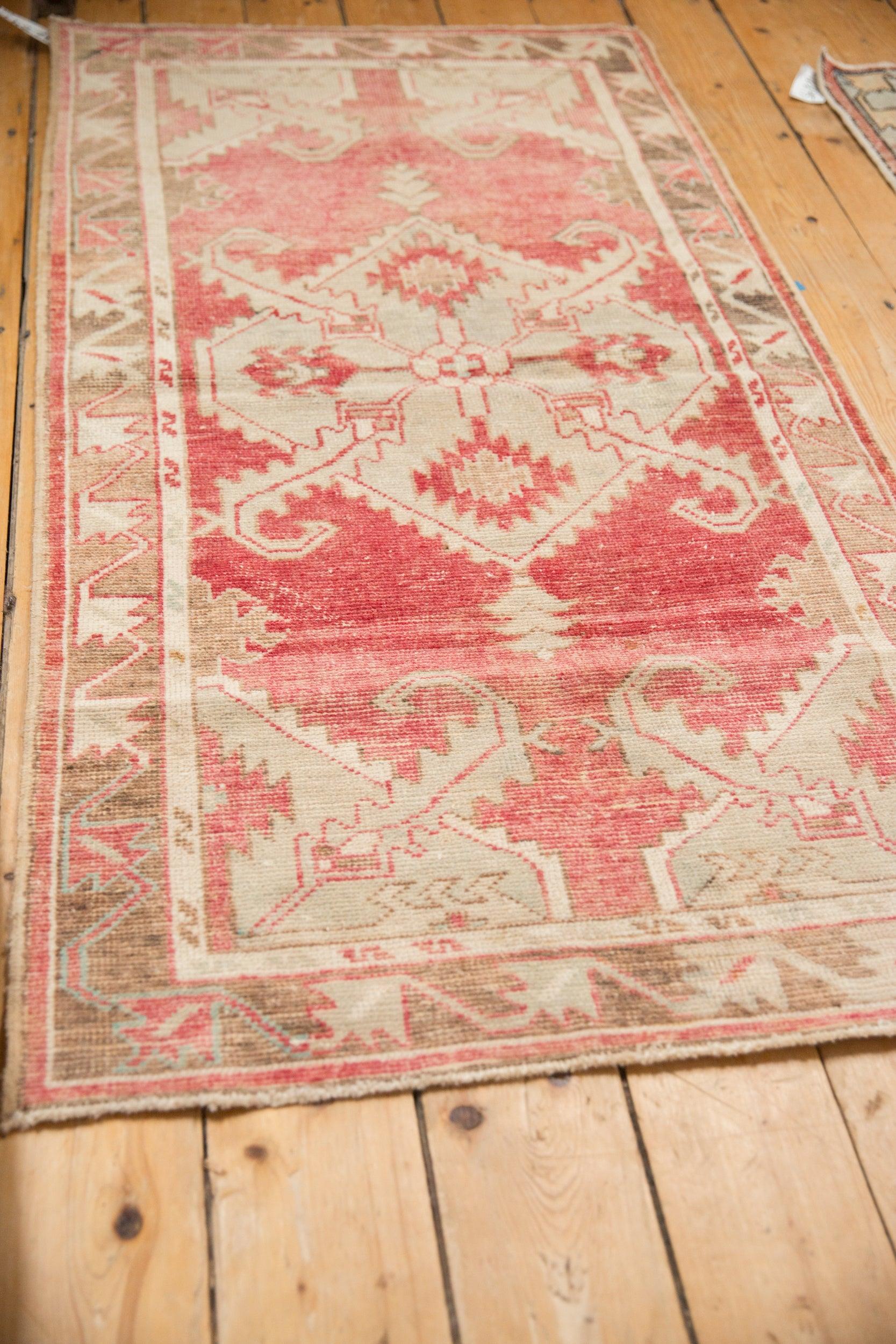 Vintage Distressed Oushak Teppich Läufer im Angebot 2