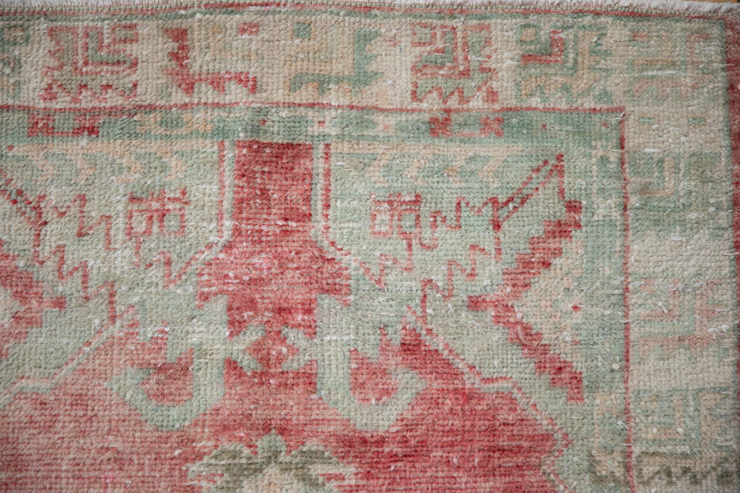 Vintage Distressed Oushak Teppich Läufer im Angebot 2