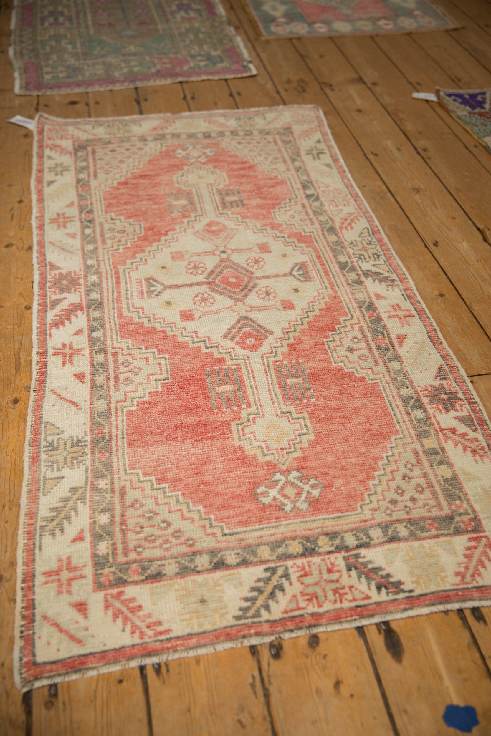 Vintage Distressed Oushak Teppich Läufer im Angebot 2