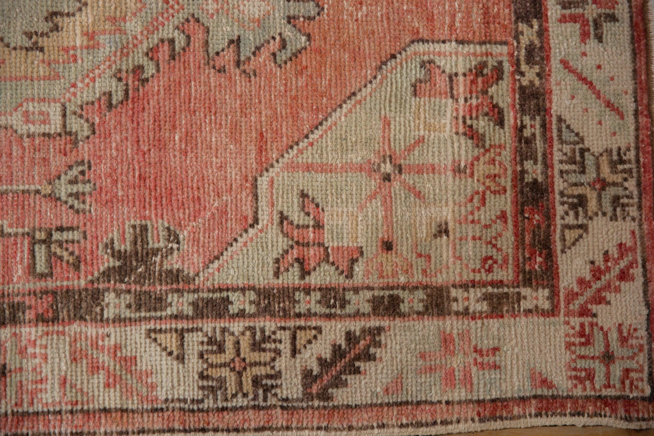 Vintage Distressed Oushak Teppich Läufer im Angebot 2