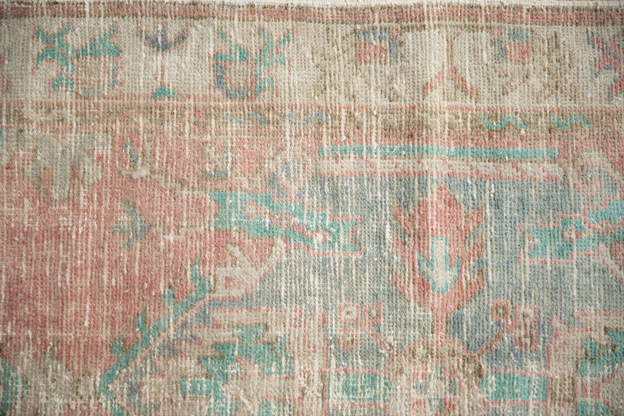 Vintage Distressed Oushak Teppich Läufer im Angebot 2