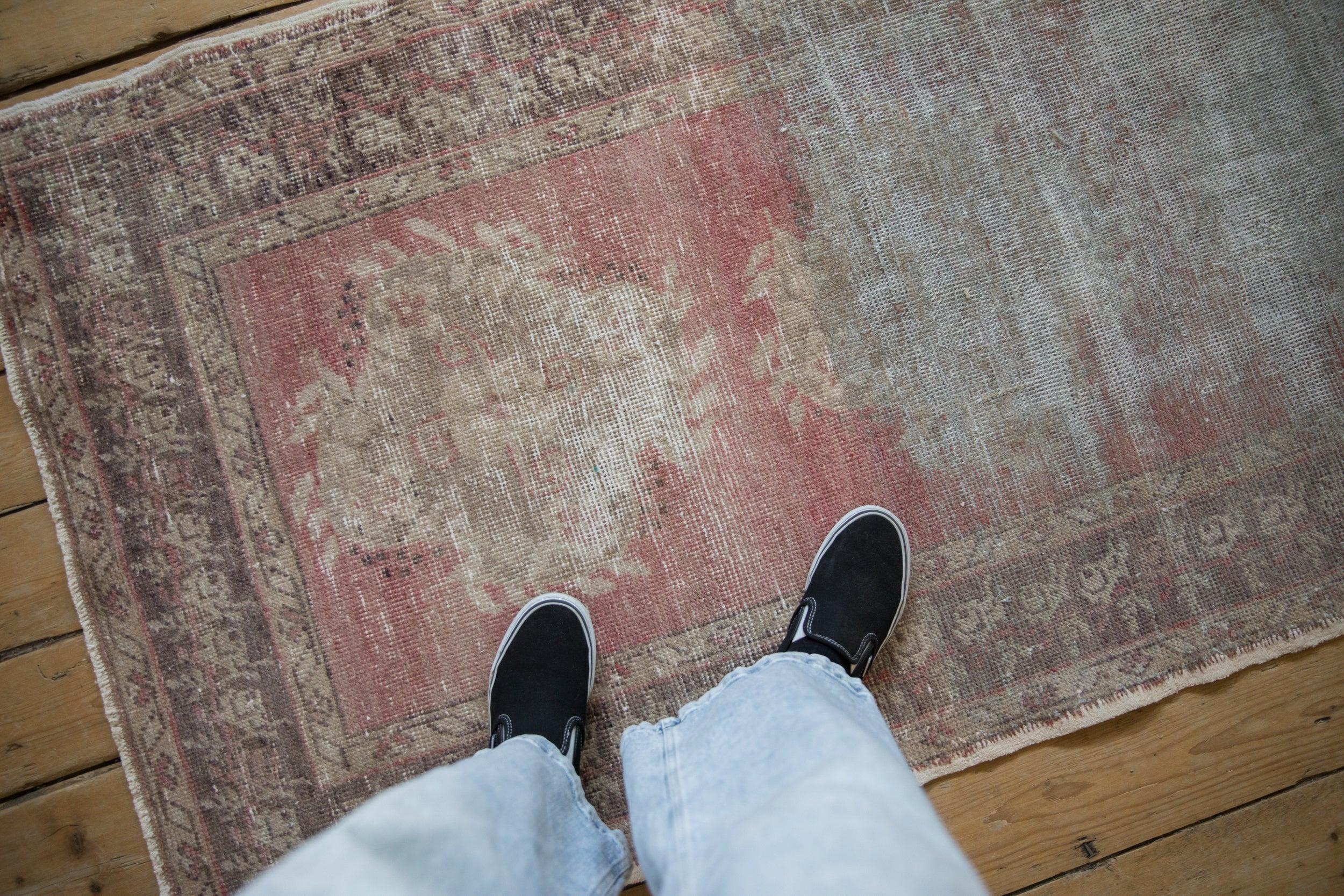 Vintage Distressed Oushak Teppich Läufer im Angebot 2