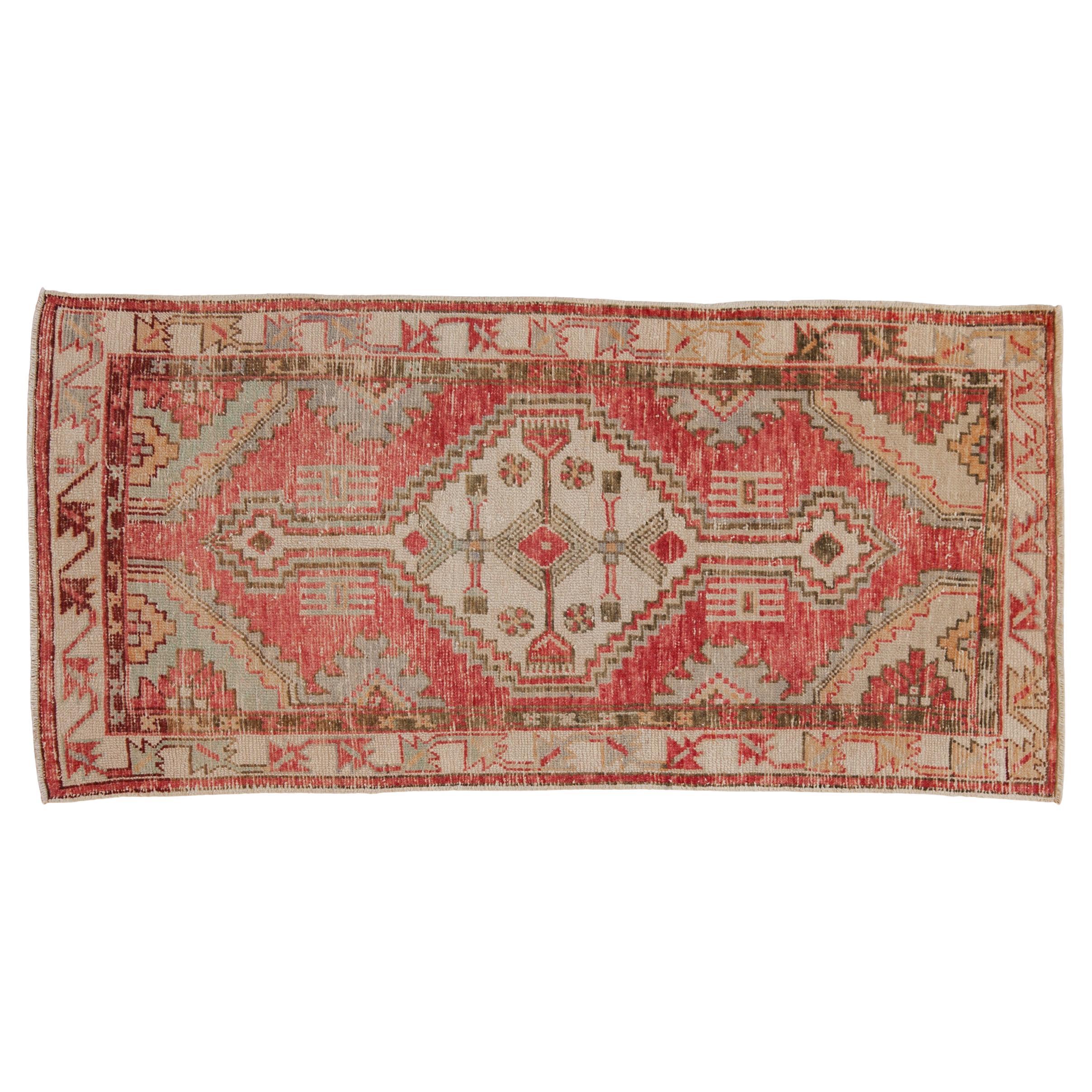 Vintage Distressed Oushak Teppich Läufer im Angebot