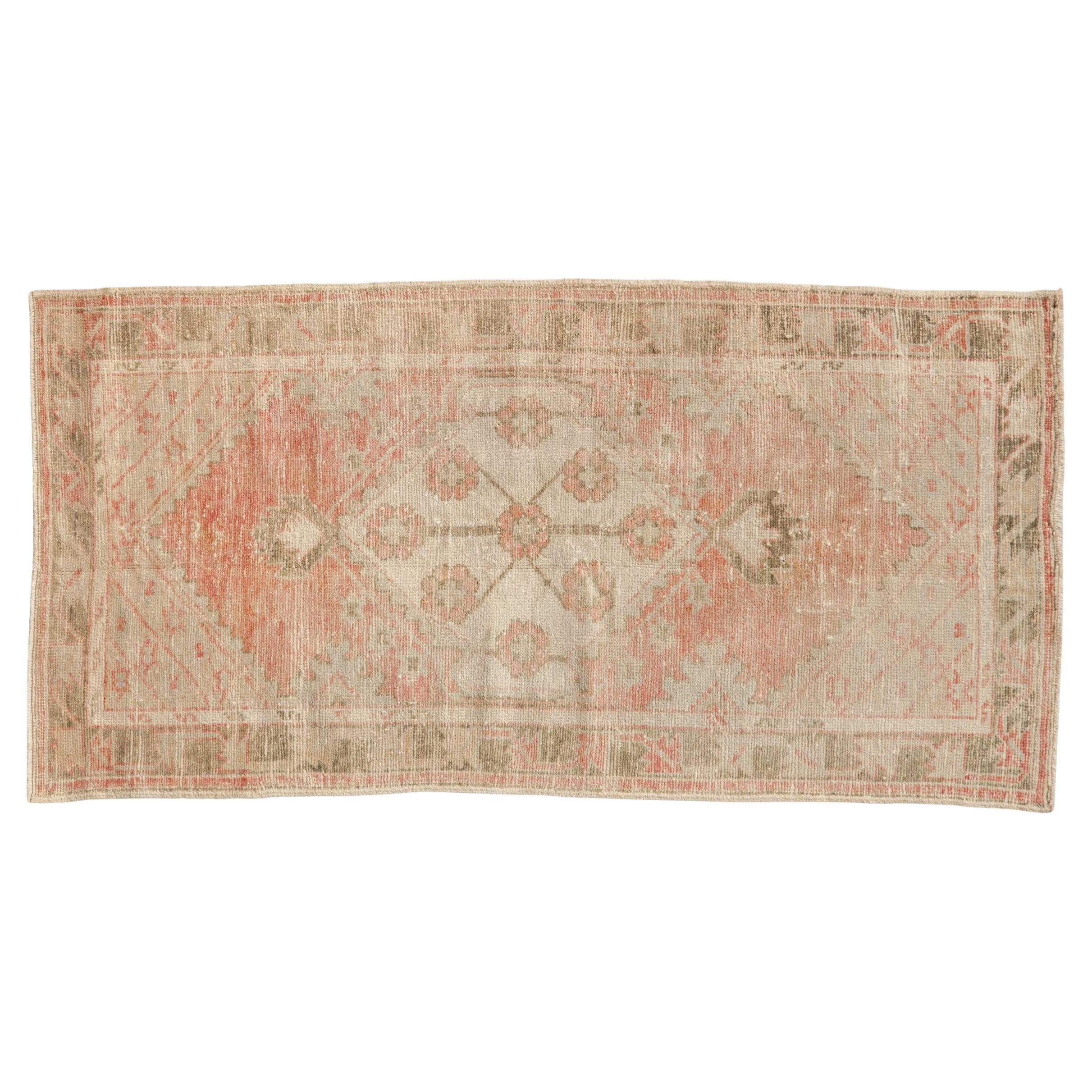 Vintage Distressed Oushak Teppich Läufer im Angebot