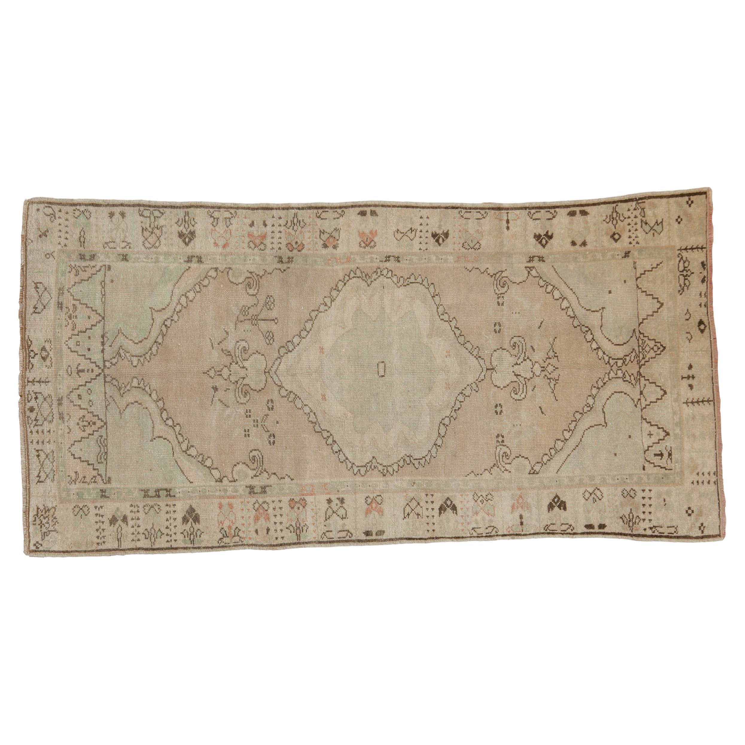 Vintage Distressed Oushak Teppich Läufer