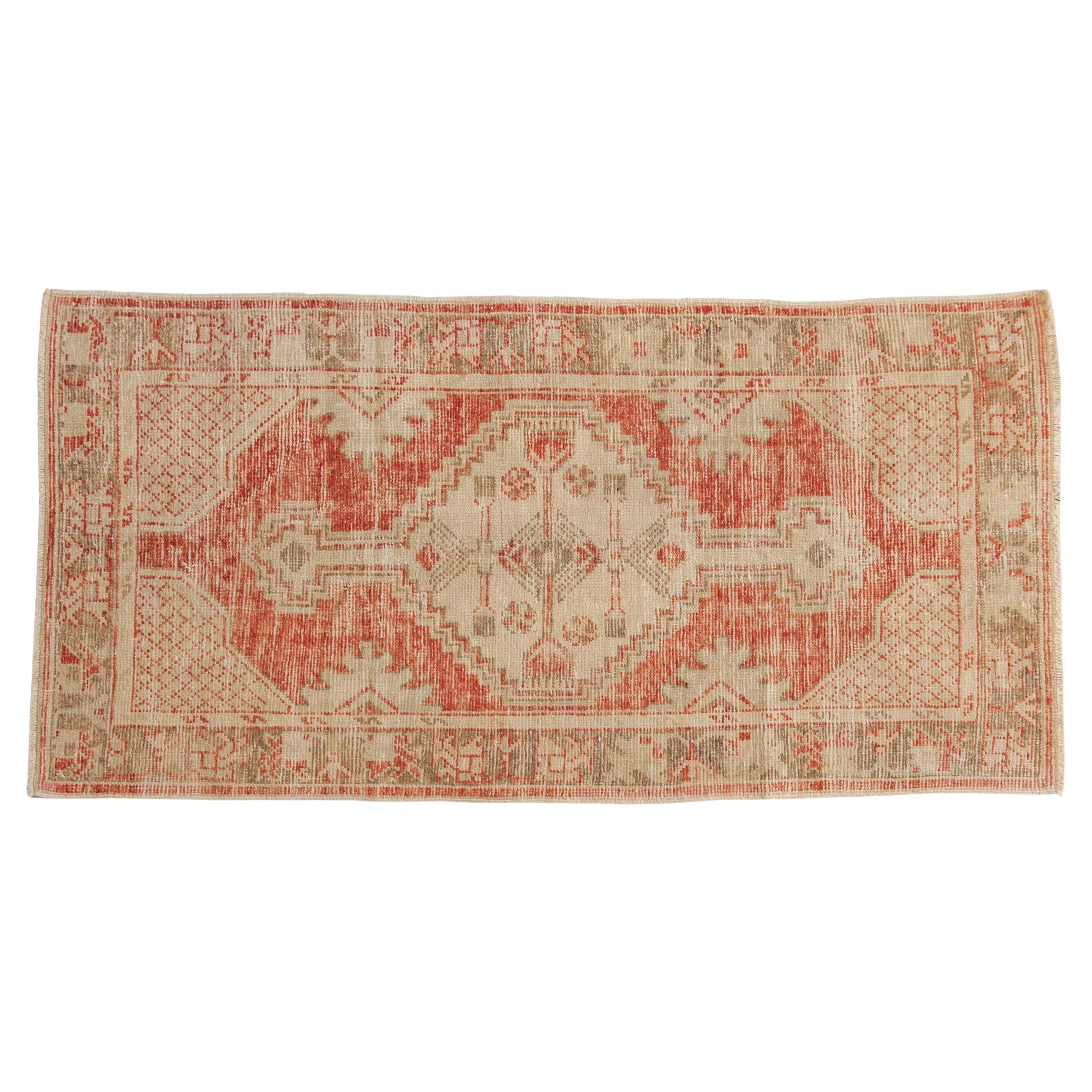 Vintage Distressed Oushak Teppich Läufer