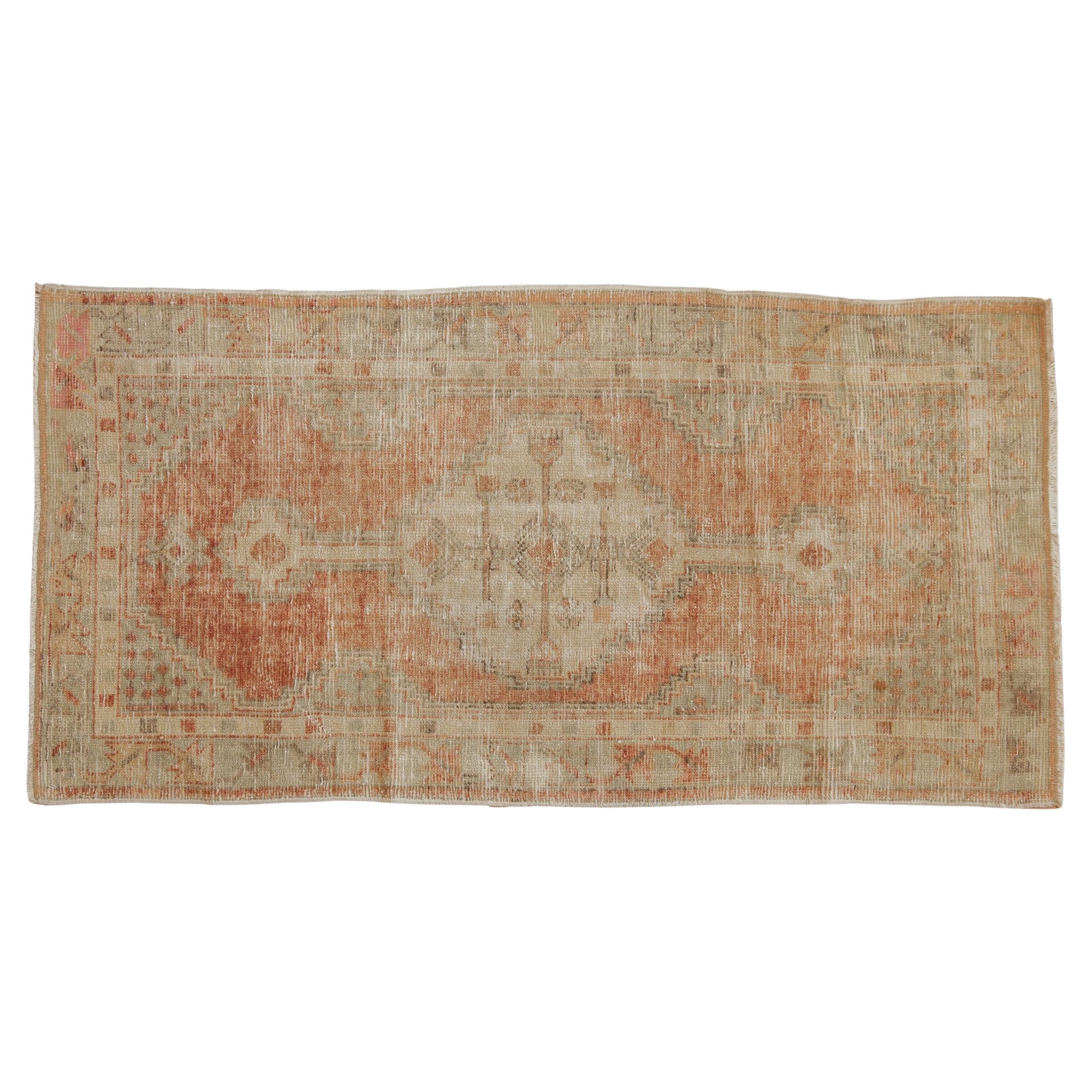 Vintage Distressed Oushak Teppich Läufer