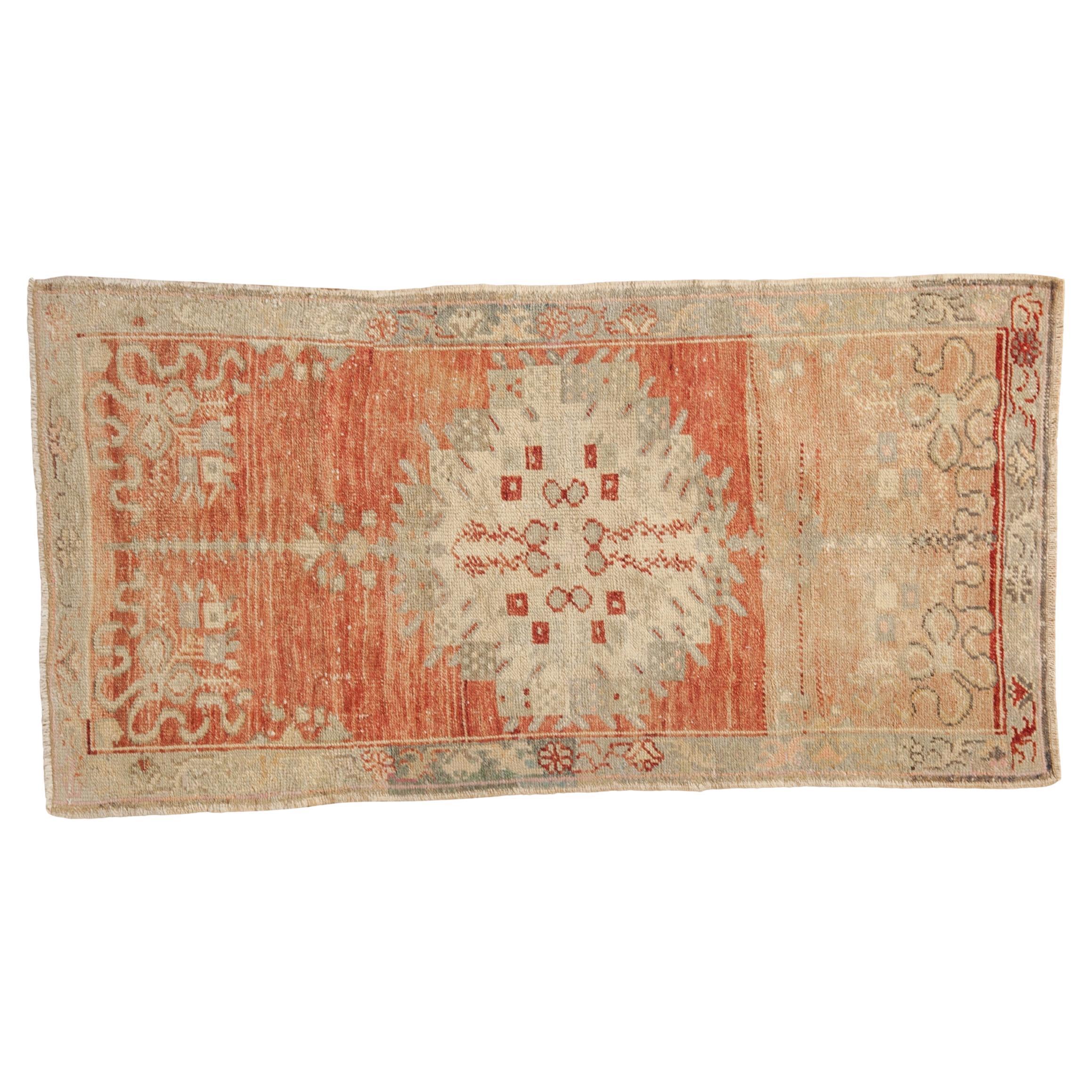 Vintage Distressed Oushak Teppich Läufer