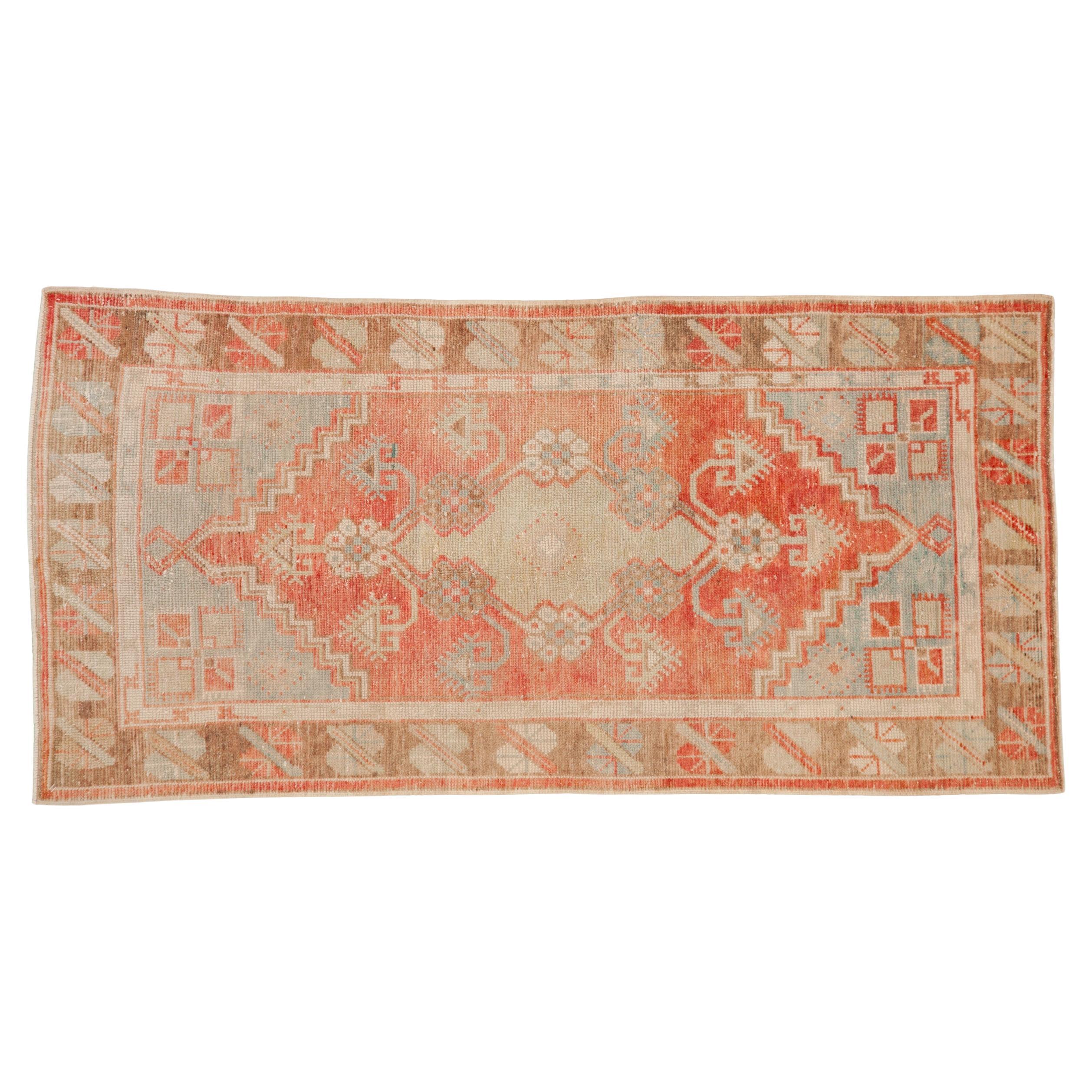 Vintage Distressed Oushak Teppich Läufer im Angebot