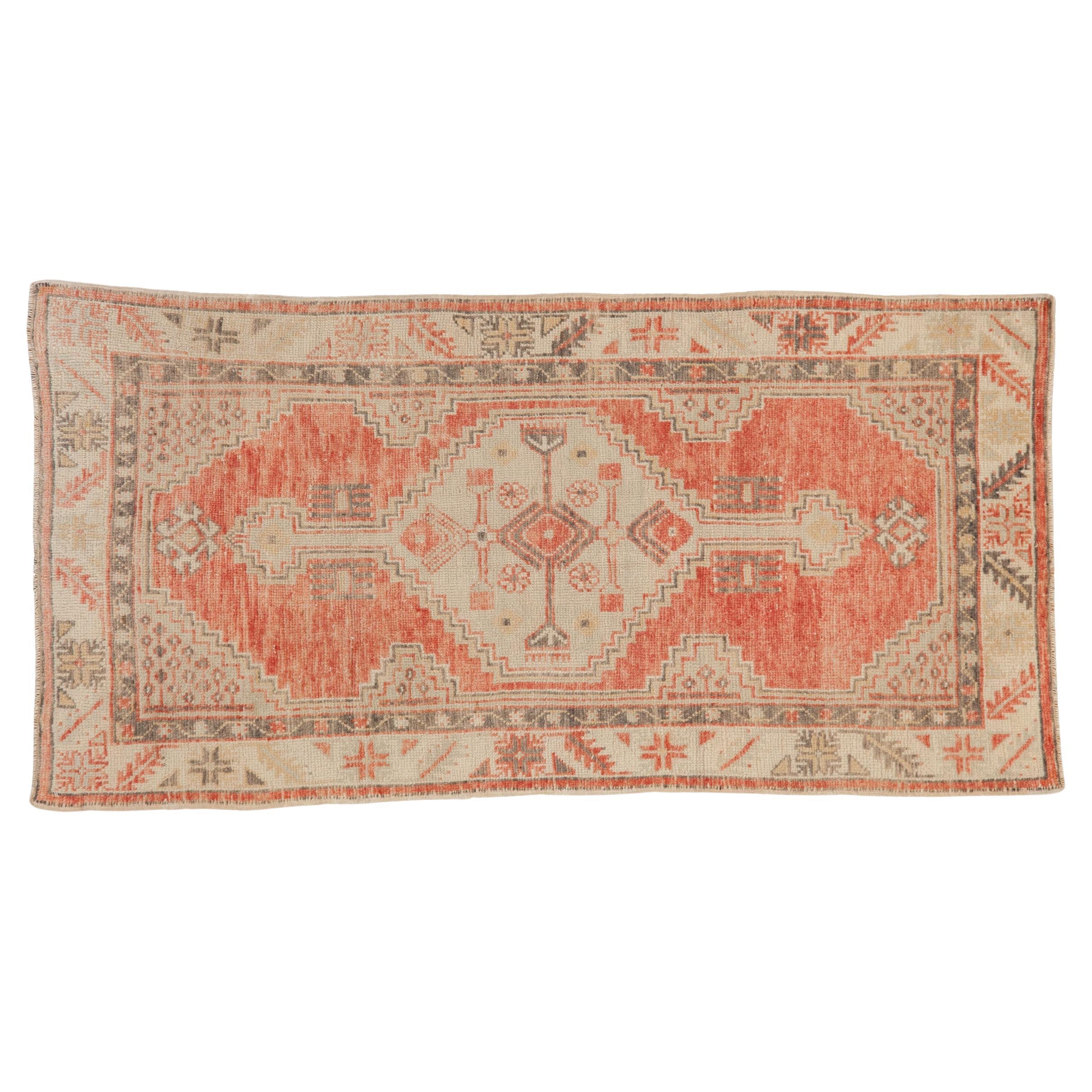 Vintage Distressed Oushak Teppich Läufer