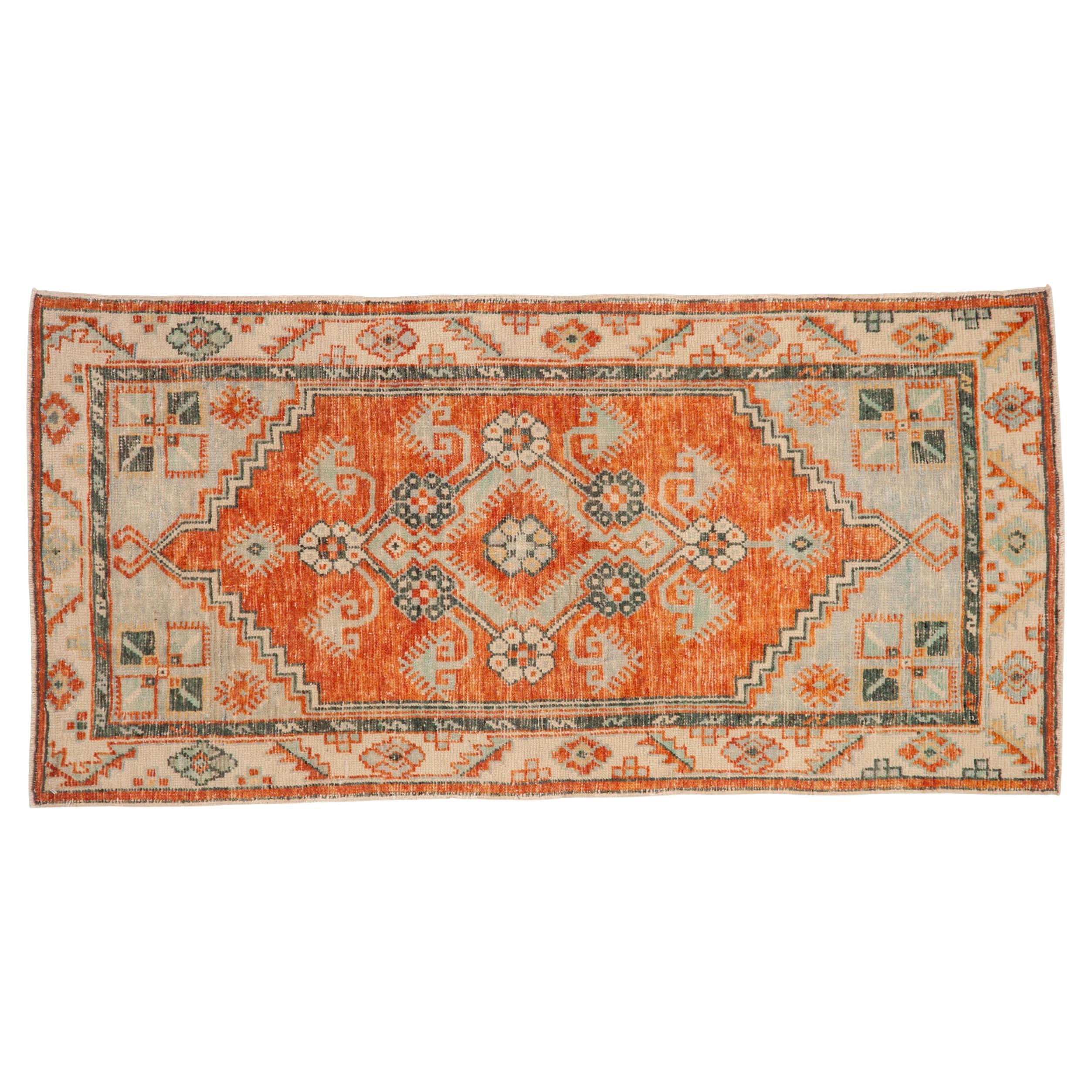 Vintage Distressed Oushak Teppich Läufer im Angebot