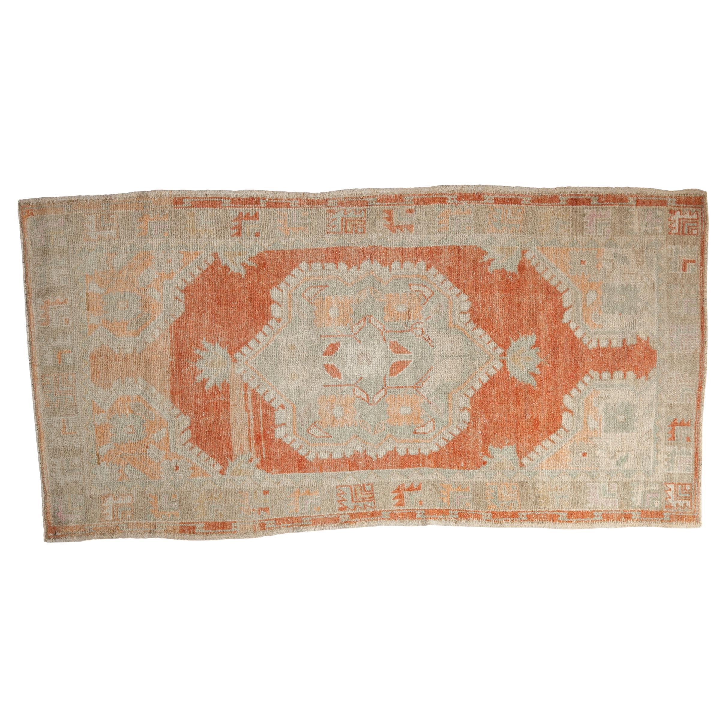 Vintage Distressed Oushak Teppich Läufer