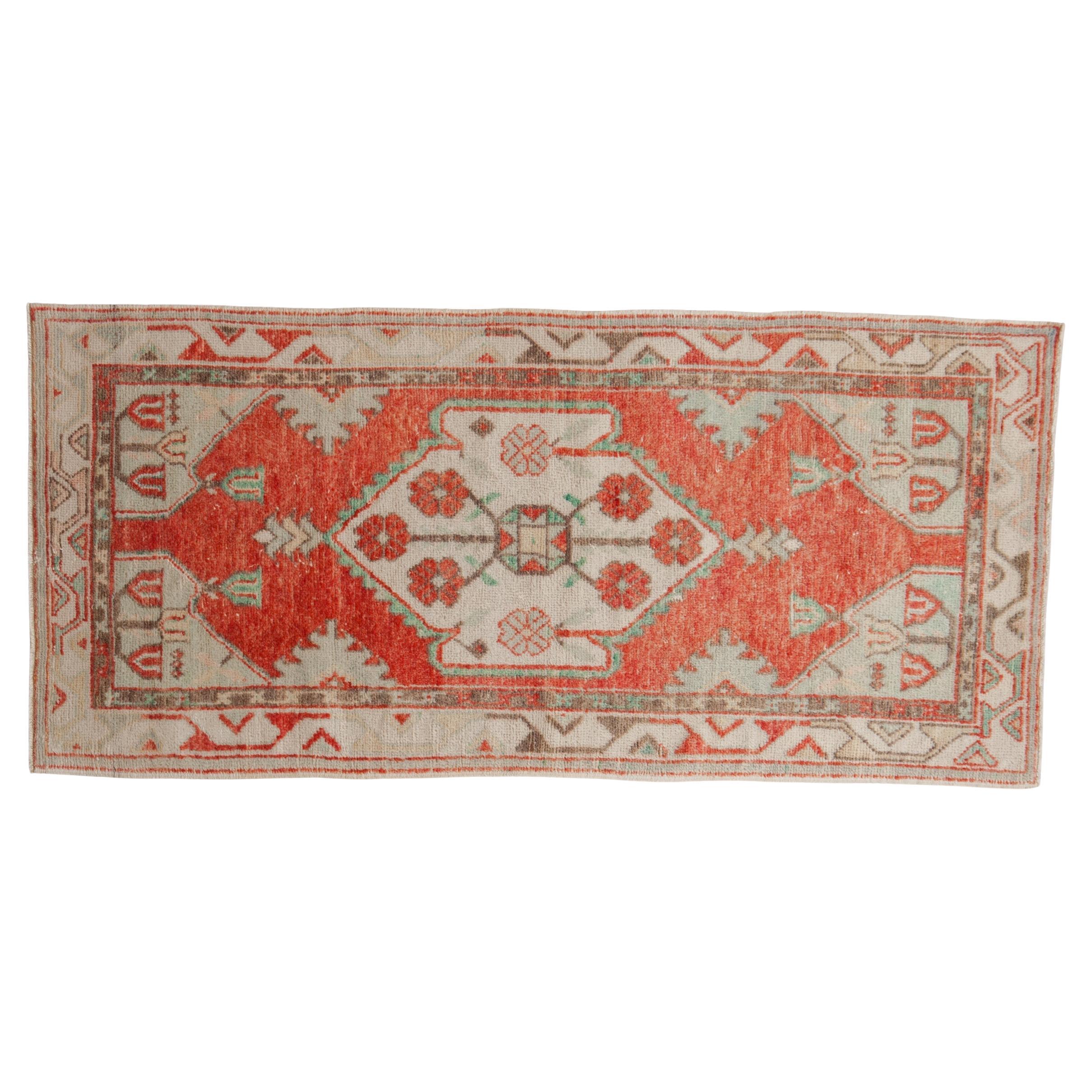 Vintage Distressed Oushak Teppich Läufer im Angebot