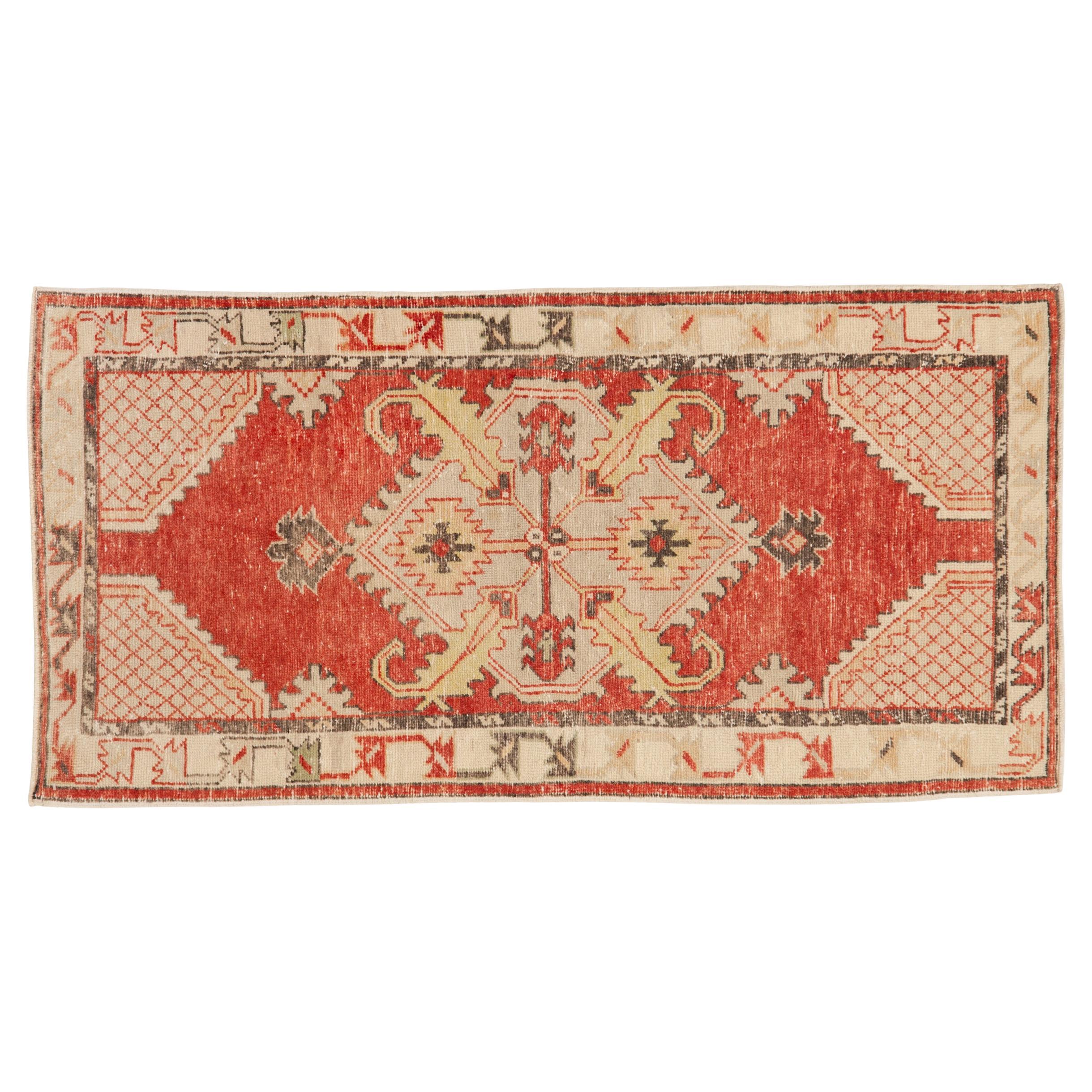 Vintage Distressed Oushak Teppich Läufer