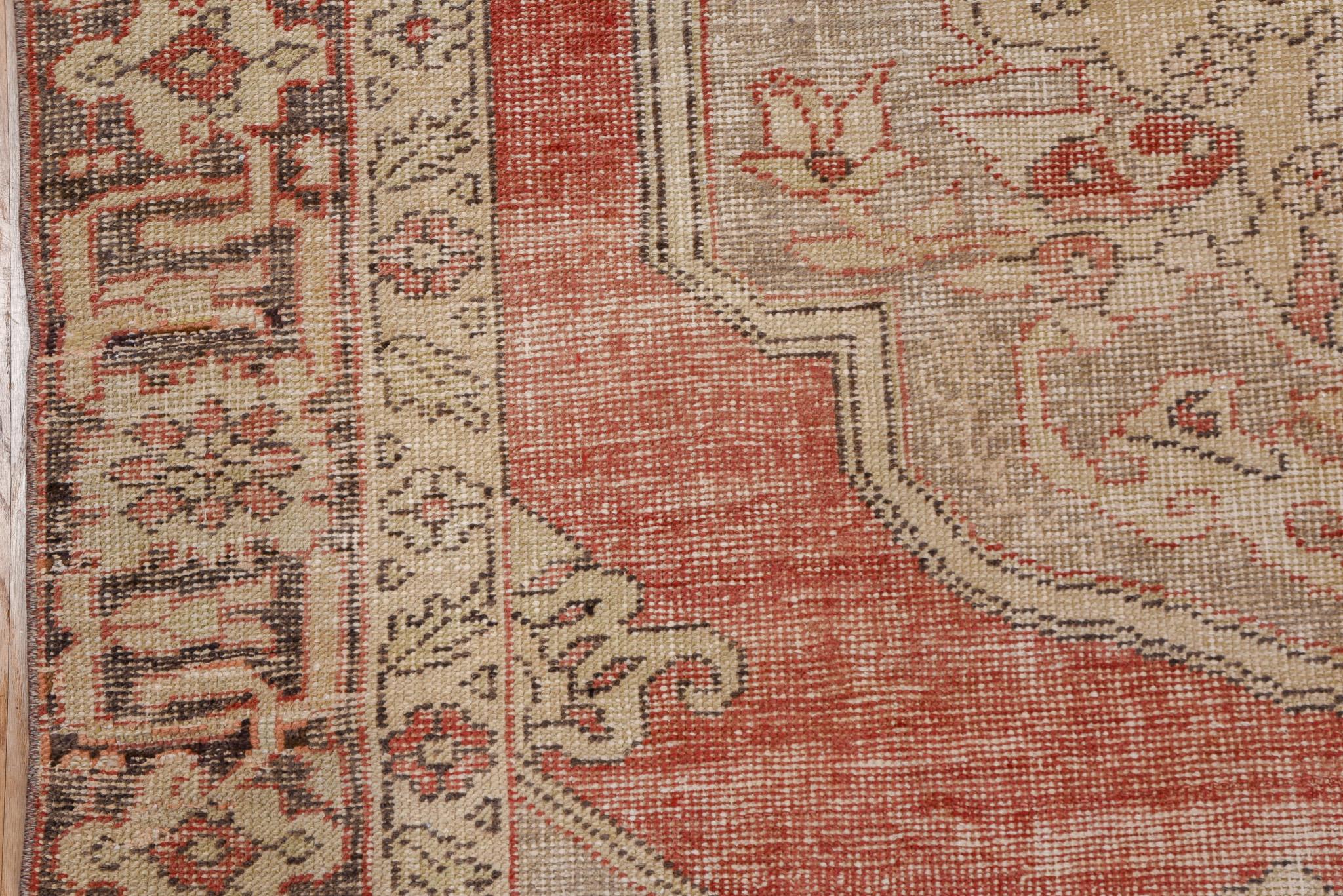 Vintage Distressed Oushak Rug with Medallion Design In Excellent Condition For Sale In New York, NY