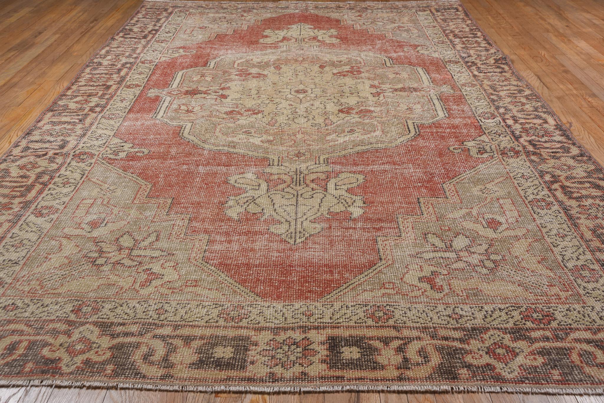 Vintage Distressed Oushak Rug with Medallion Design For Sale 1