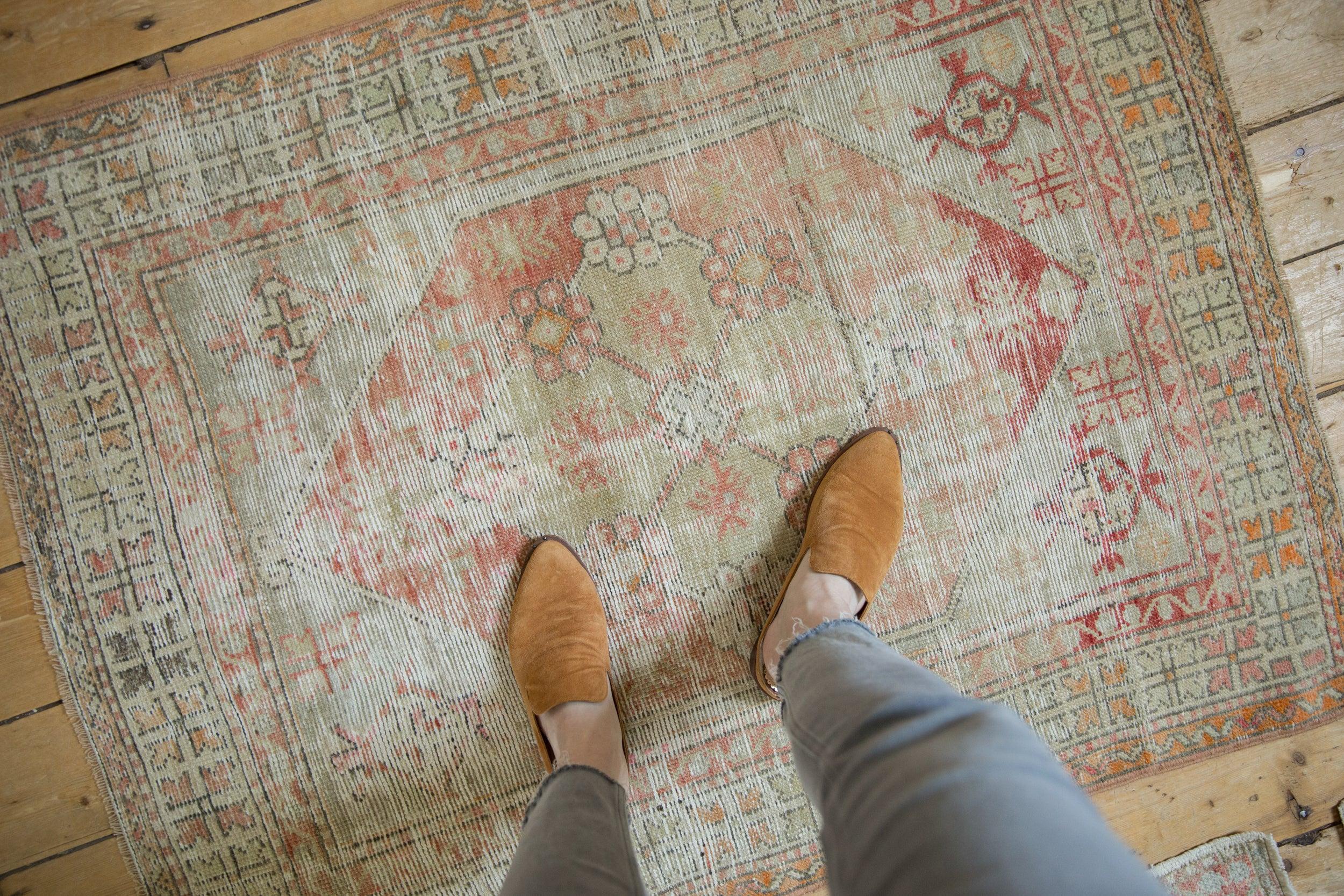 :: Medaillon in der Mitte mit runden Blütenblättern und vierblättrigen, rautenförmigen, nebeneinander liegenden Blumensträußen, die nach außen gerichtet sind. Hauptfeld in einer gerippten, überdeckten, keimenden Pflanze und einem stilisierten