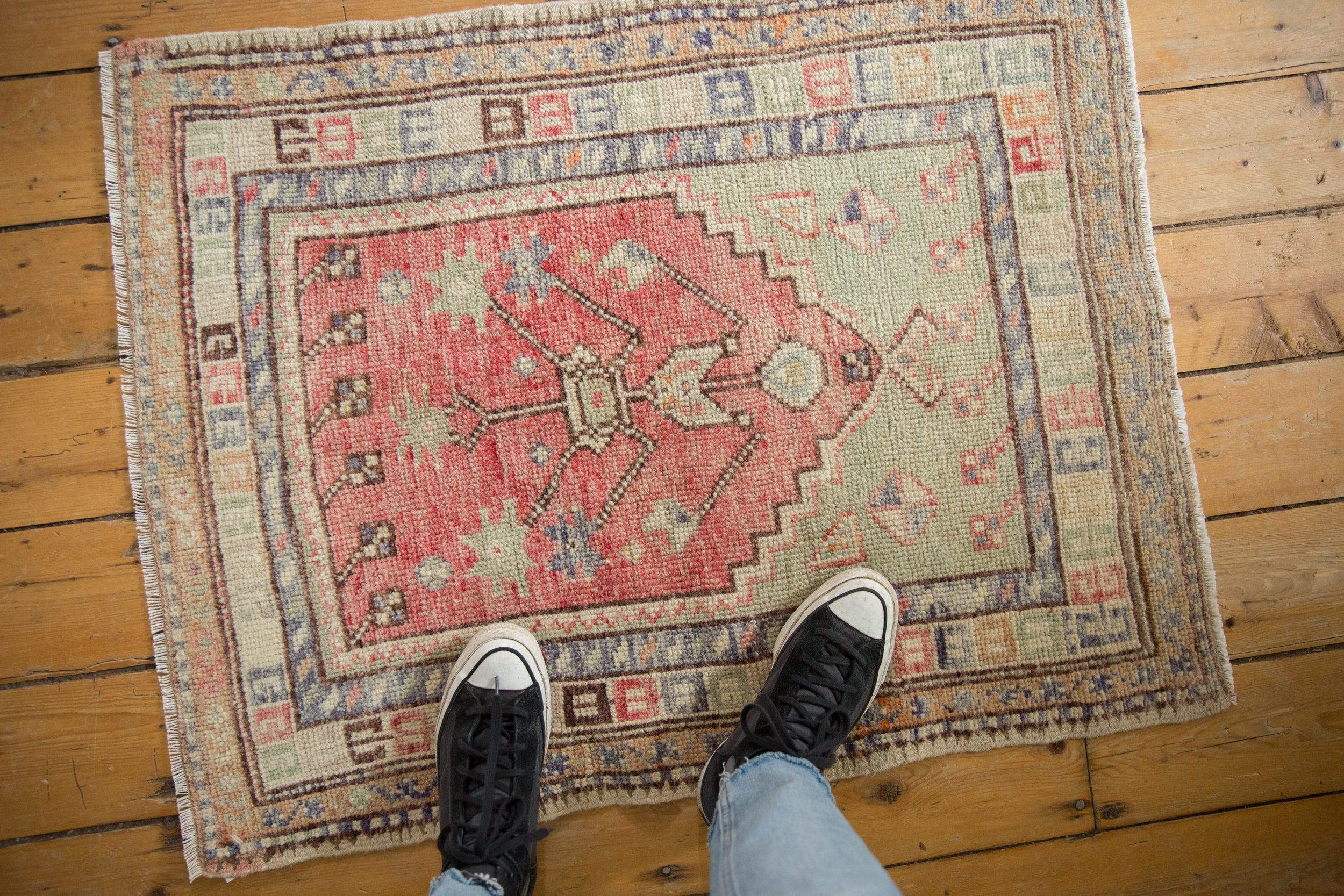 :: Einseitig keimender Lebensbaum in einem gestuften Hauptfeld mit Gebetsüberlagerung, umhüllt von mehreren Bordüren mit jeweils eigenem Charakter aus regenbogenfarbenen, geometrischen Blumendesign-Elementen, sich schlängelnden Ranken, gebändertem