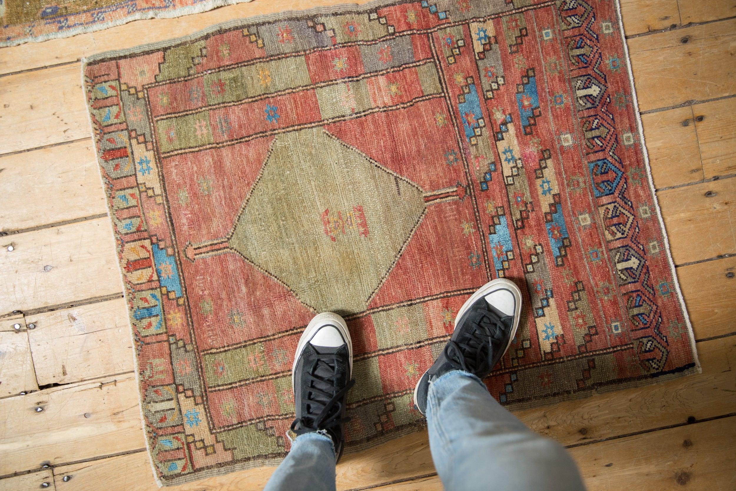 :: Superweiche Decke mit gesunder, geschmeidiger Wolle - rautenförmiges Mittelmedaillon mit abgegrenzten Grundfüllungen, die jeweils ein zentriertes Starburst-Blumendesign-Element tragen. Keimendes Endblütenmotiv. Dieser Teppich hat eine