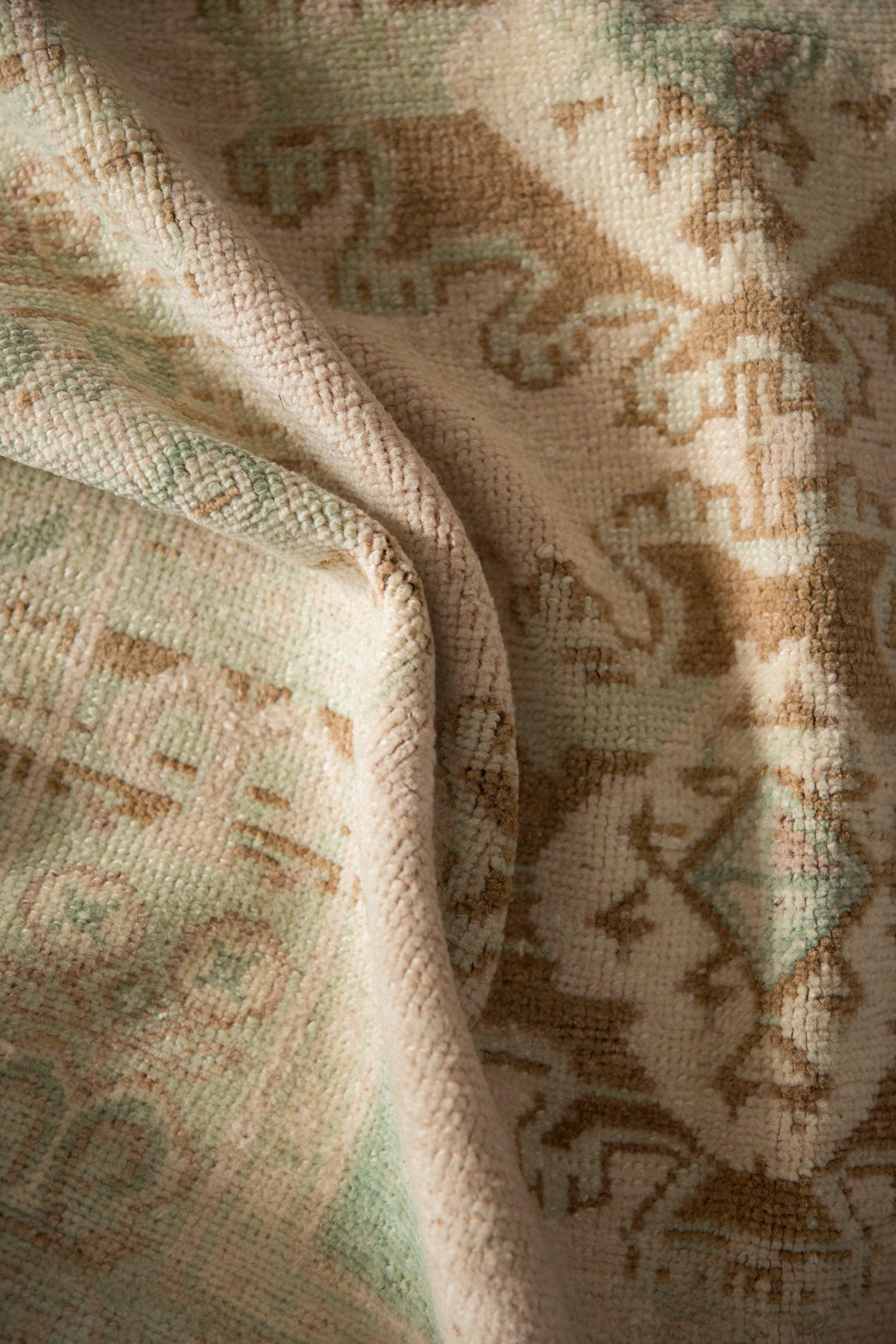 Vintage Distressed Oushak Quadratischer Teppich (Türkisch) im Angebot