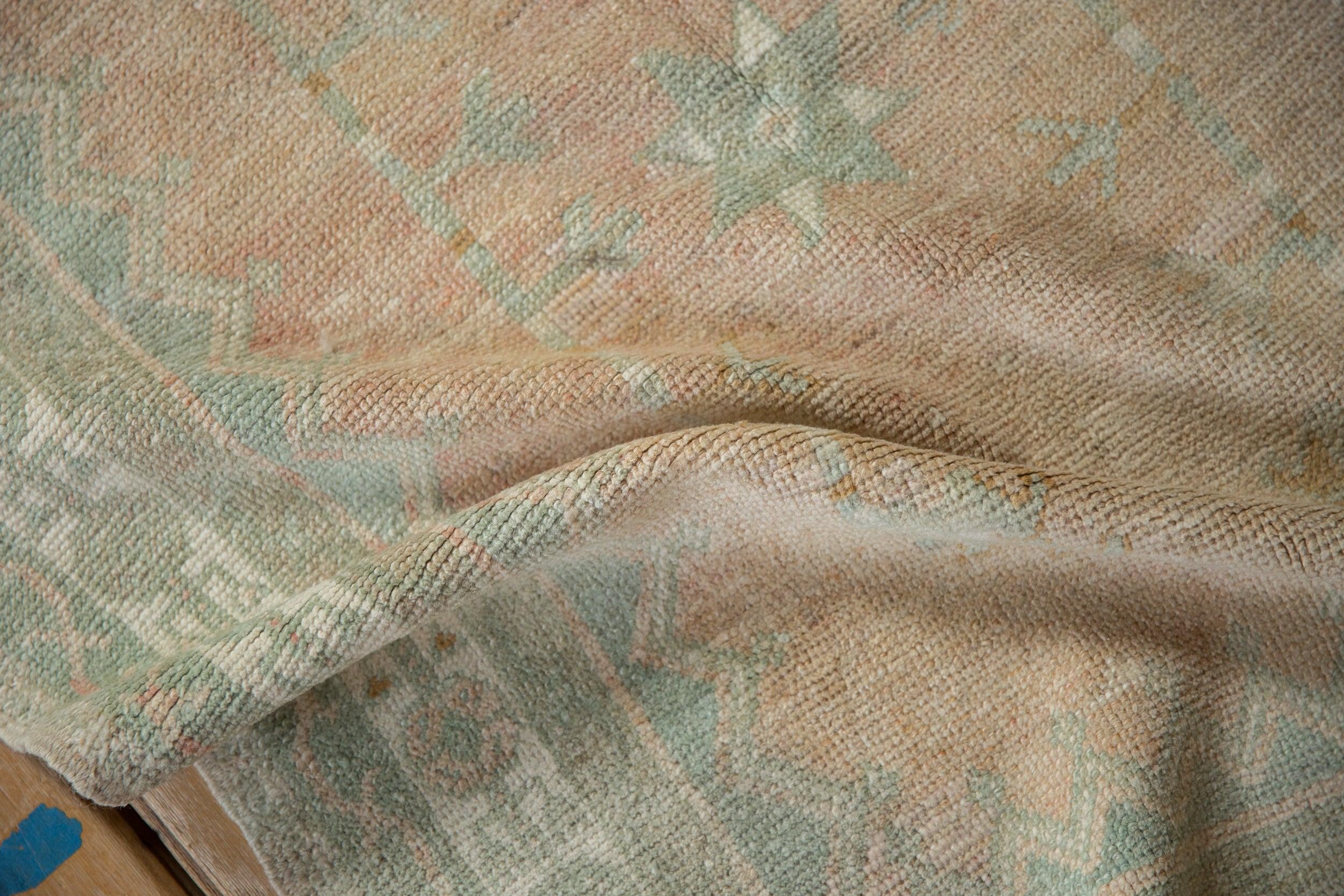 Vintage Distressed Oushak Quadratischer Teppich (Handgeknüpft) im Angebot