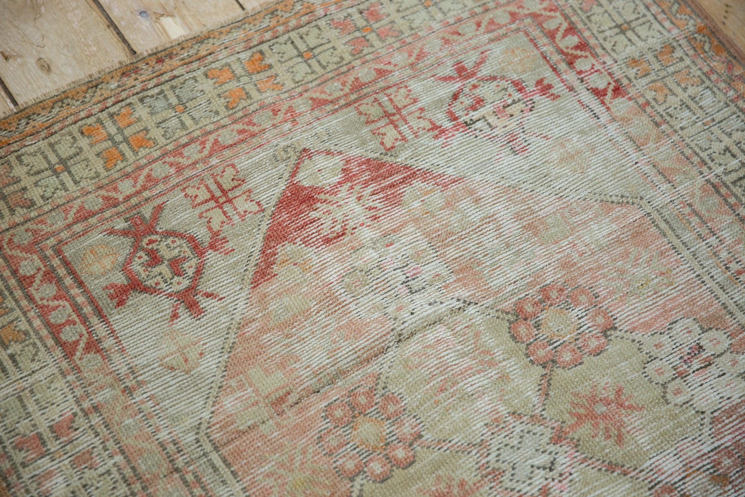 Vintage Distressed Oushak Quadratischer Teppich im Zustand „Relativ gut“ im Angebot in Katonah, NY
