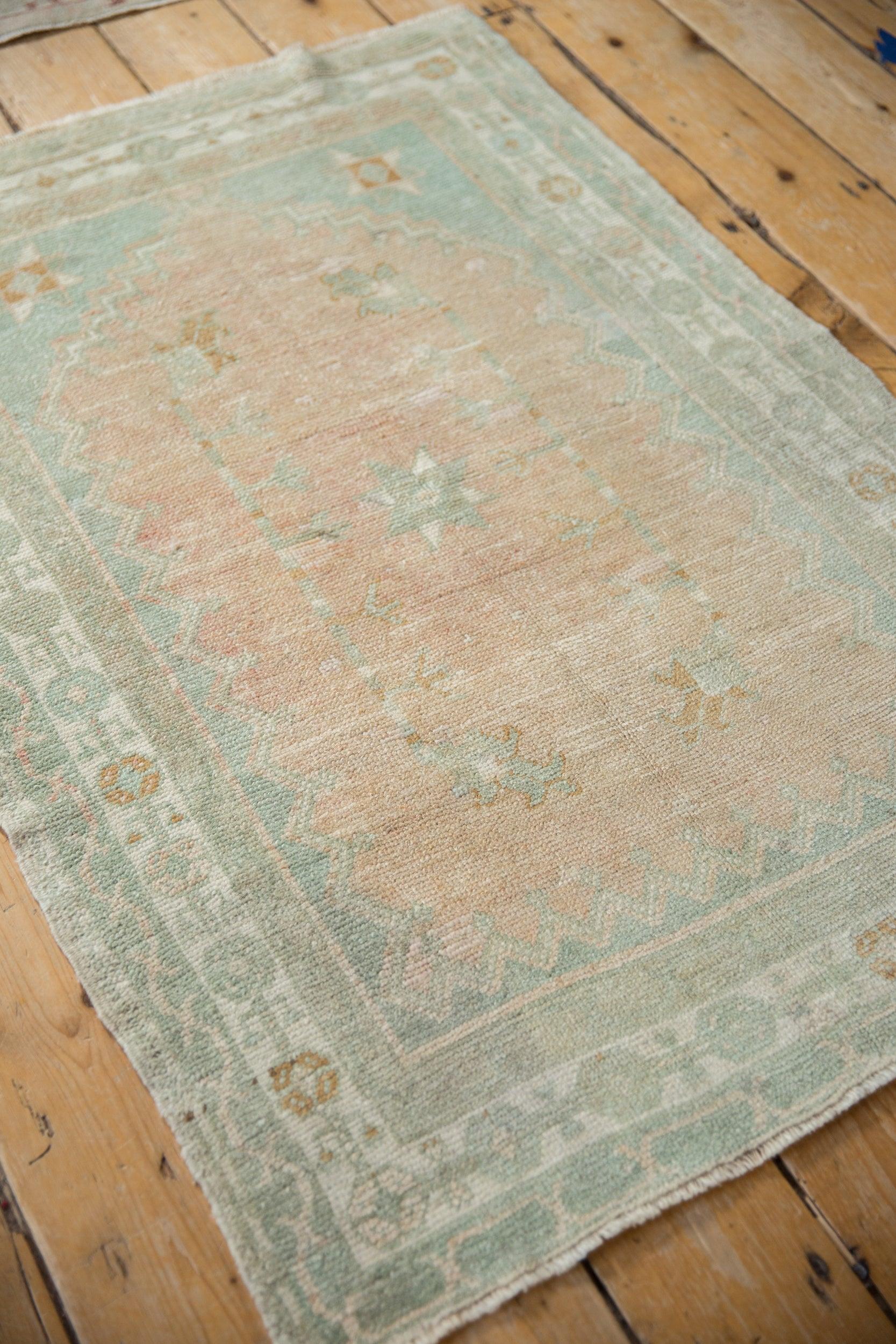 Vintage Distressed Oushak Quadratischer Teppich im Zustand „Relativ gut“ im Angebot in Katonah, NY