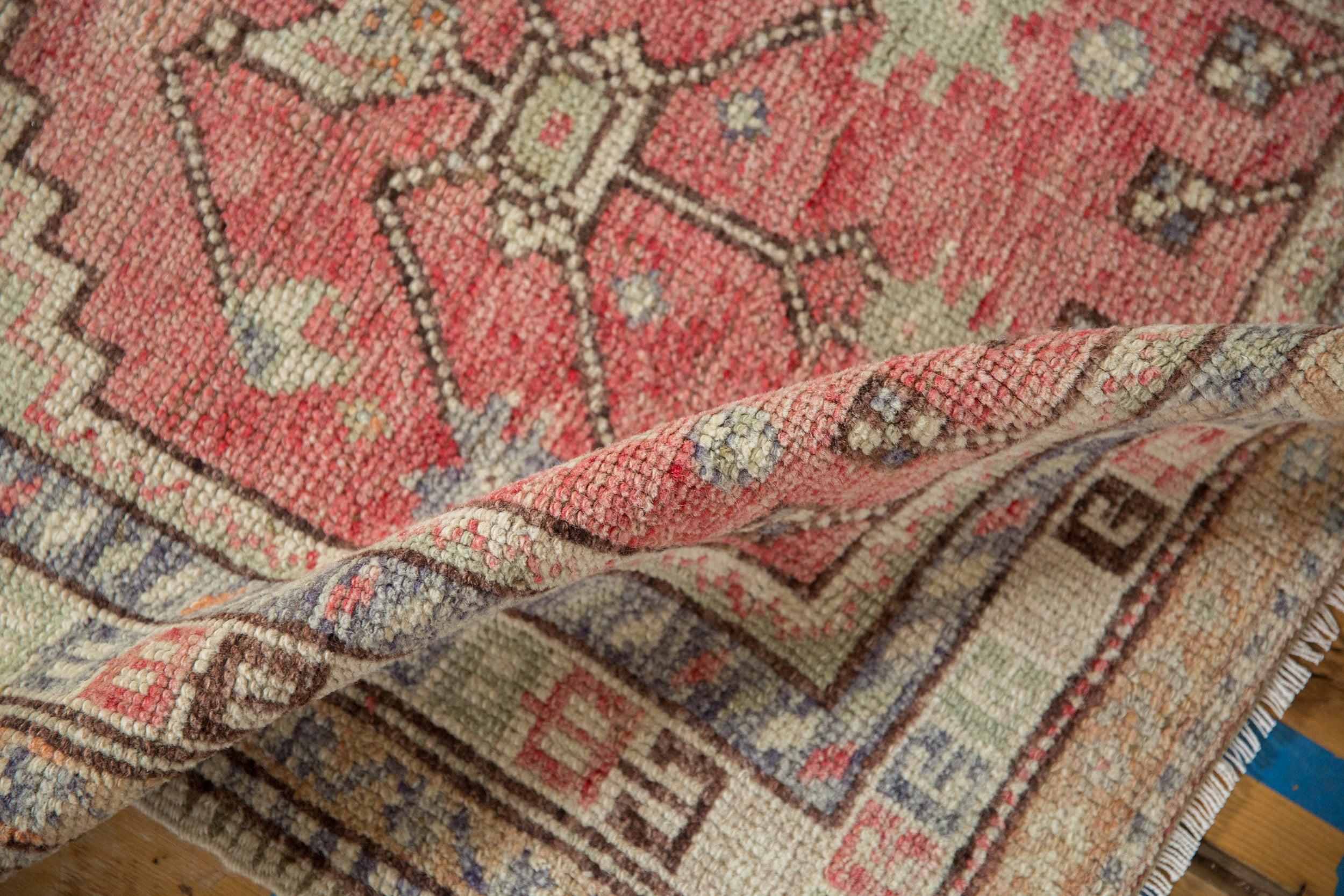 Vintage Distressed Oushak Quadratischer Teppich im Zustand „Relativ gut“ im Angebot in Katonah, NY