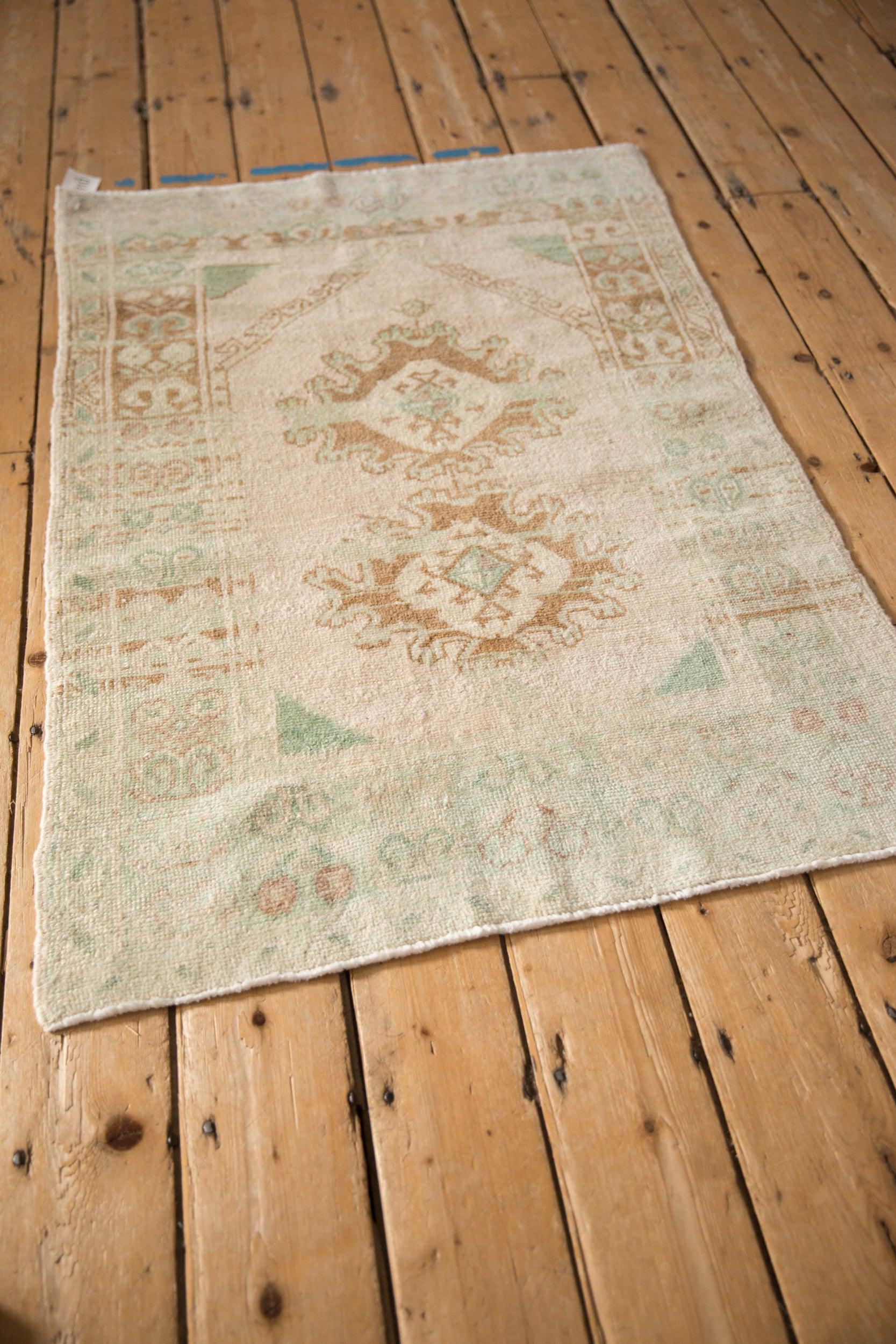 Vintage Distressed Oushak Quadratischer Teppich im Zustand „Relativ gut“ im Angebot in Katonah, NY